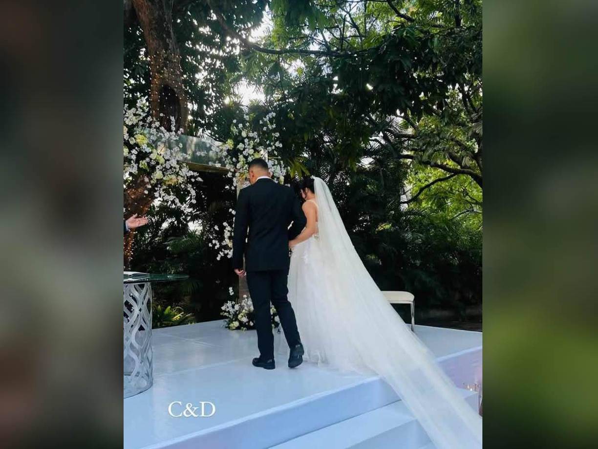 A tres días del inicio del año nuevo, el centrocampista del Olimpia contrajo matrimonio con Daniela Hernández.