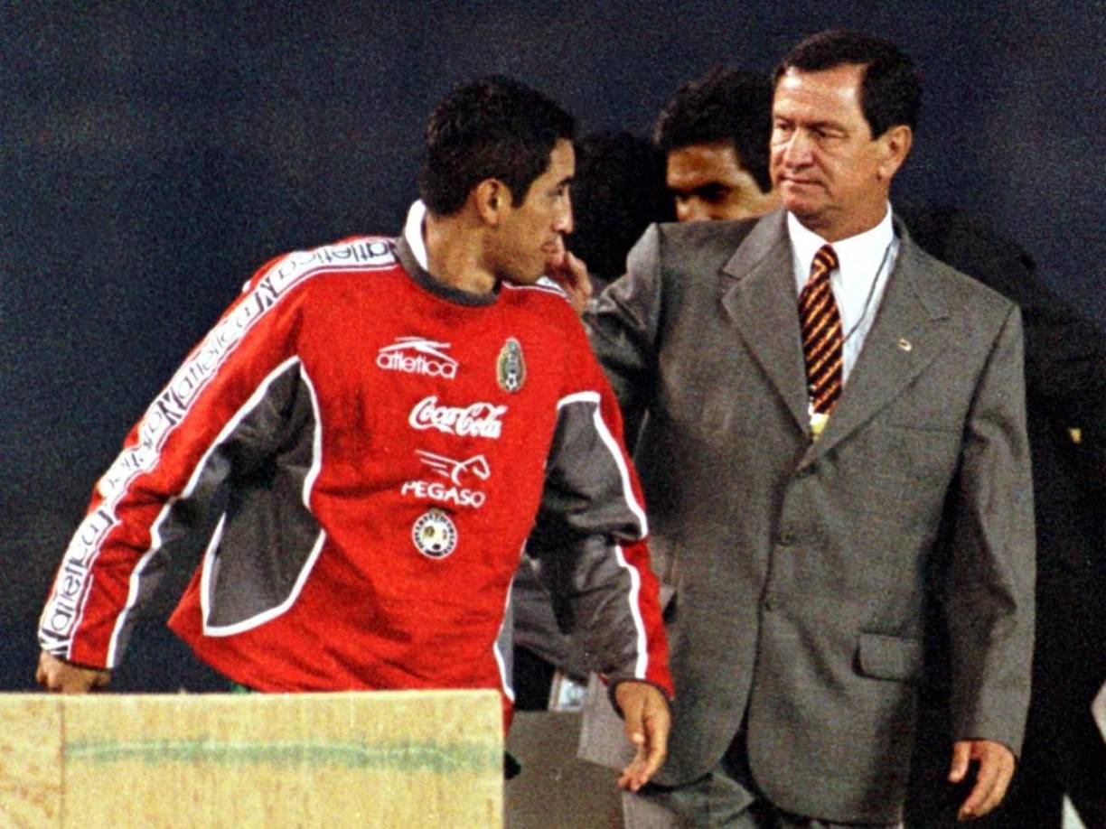 Enrique ‘Ojitos’ Meza fue el primer entrenador de México que Honduras despidió tras ganarle.