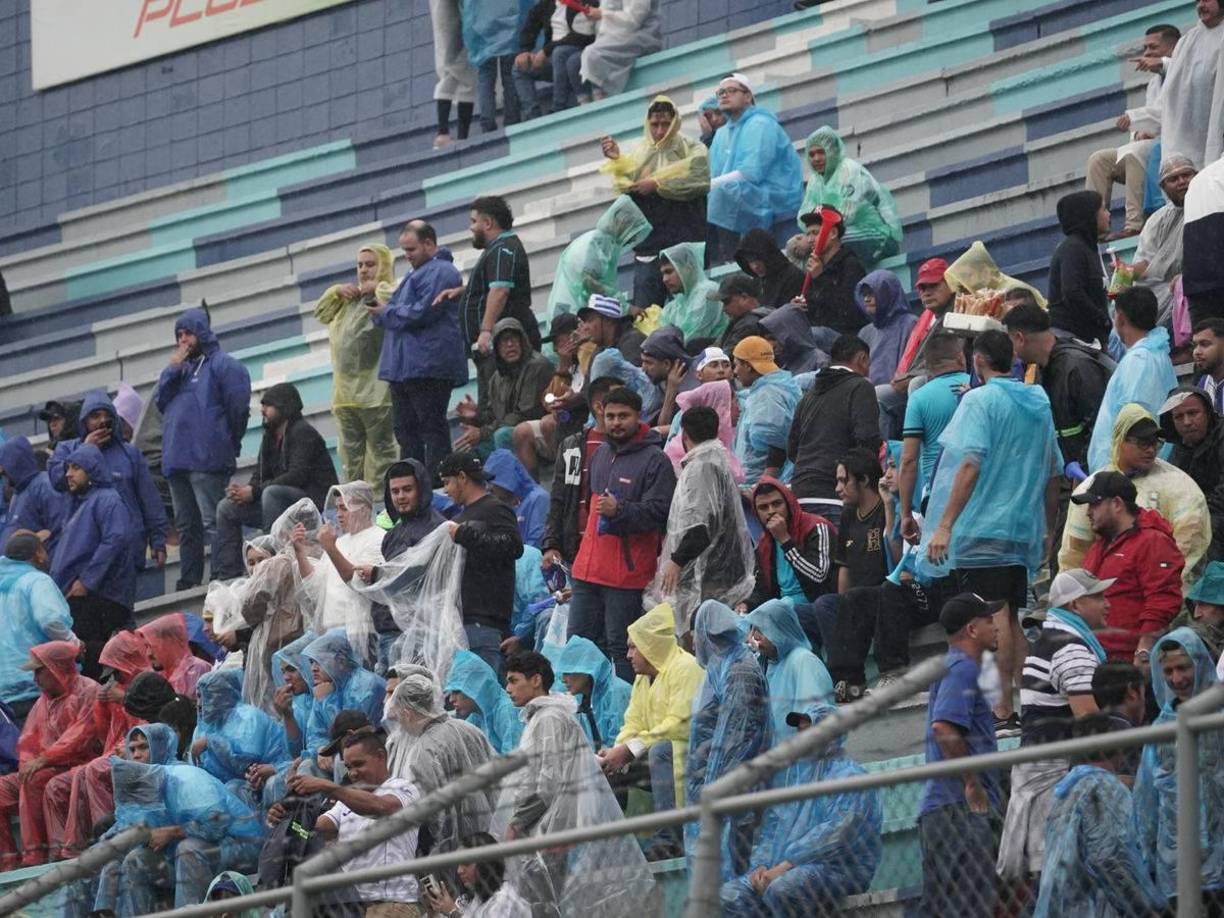 Los aficionados catrachos empezaron a llenar las graderías del recinto sampedrano.