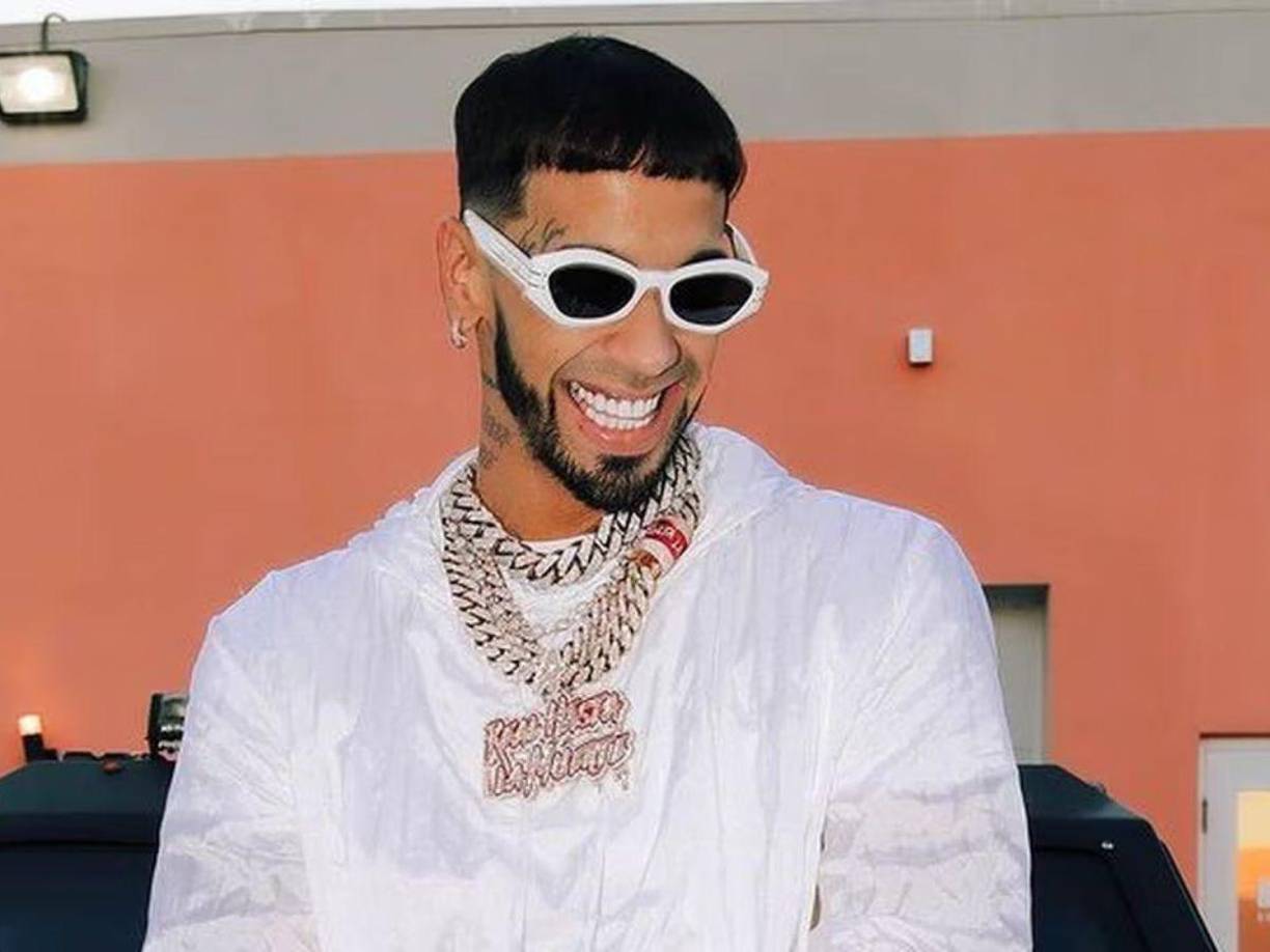 A pesar de que el rumor sobre la estrategia para evitar competir con Bad Bunny tomó fuerza, al parecer, la razón detrás de la cirugía de Anuel habría sido una apendicitis, una condición que causa inflamación en el abdomen y un dolor intenso.