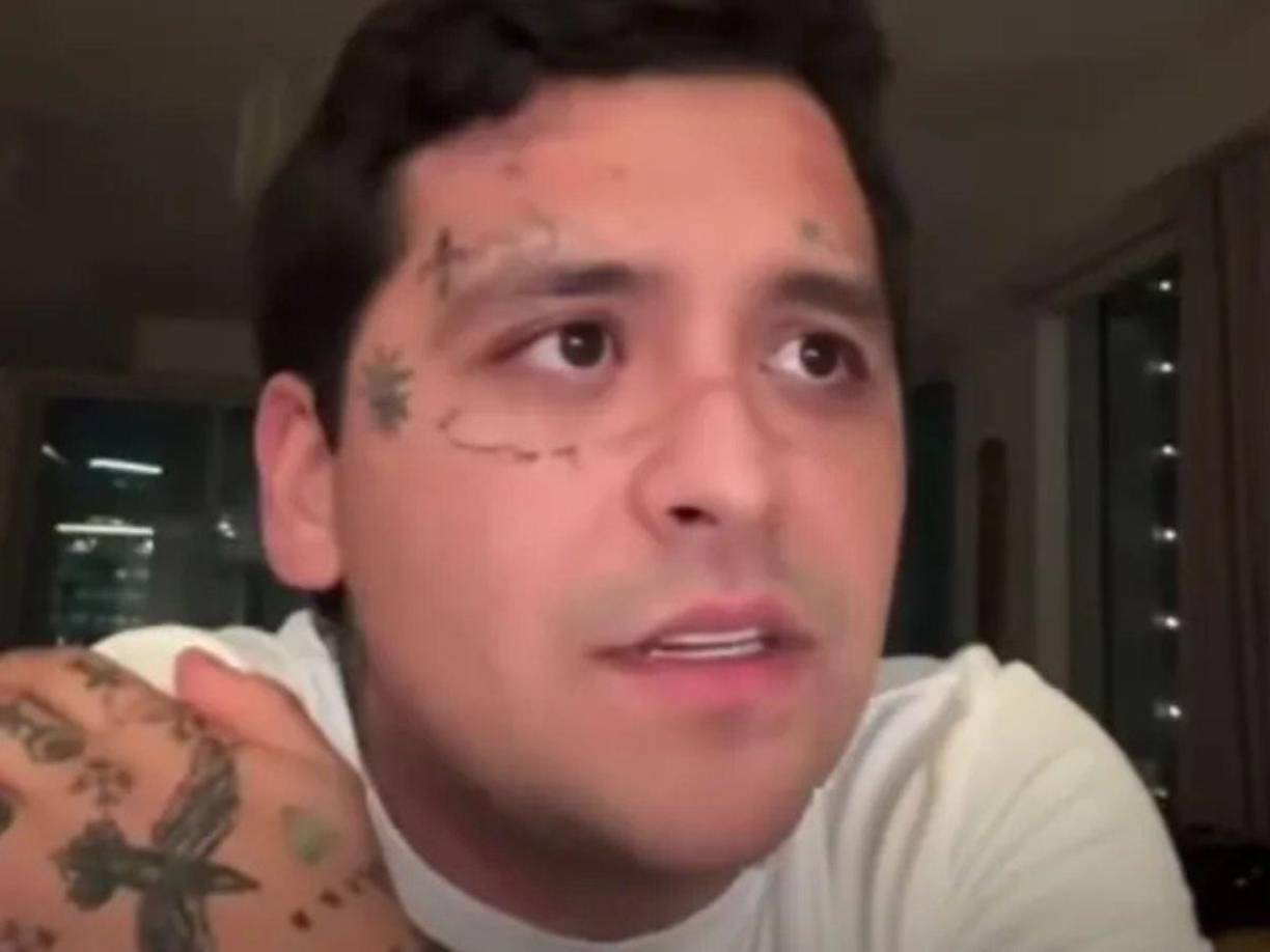 “¡’Fan de su relación’ ni siquiera existe! O sea, nunca existió ese comentario ‘Fan de su relación’, ni la foto ni esa cosa eran el perfil de mi esposa, ni nada, ni siquiera dan los tiempos y todos como estúpidos diciendo ‘fan de su relación’”, dijo enojado sobre la situación en la que supuestamente Ángela escribió la frase en una foto de Cazzu y Nodal cuando estaban juntos.