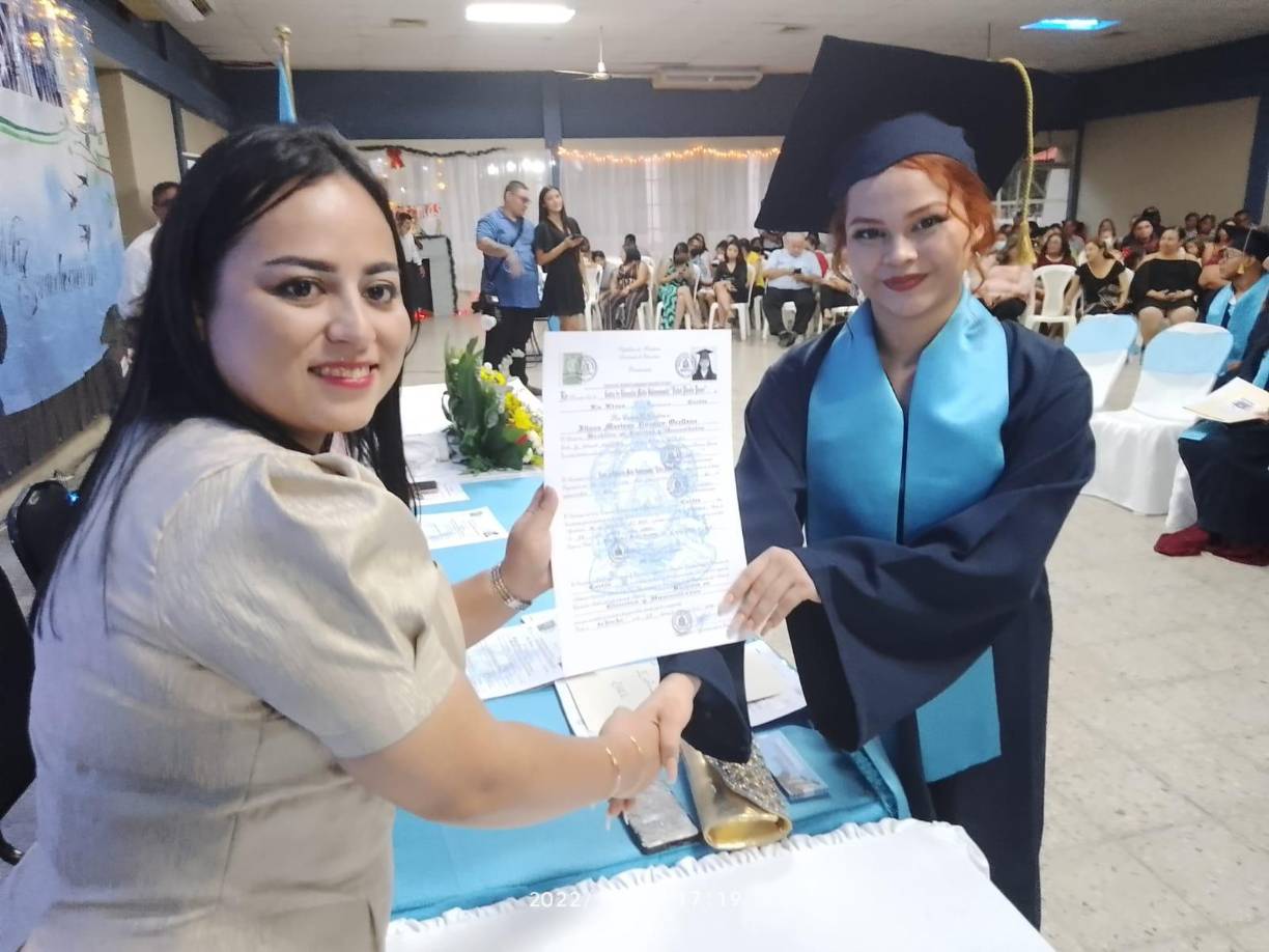 Los maestros con quienes compartieron muchos años les entregaron sus títulos.