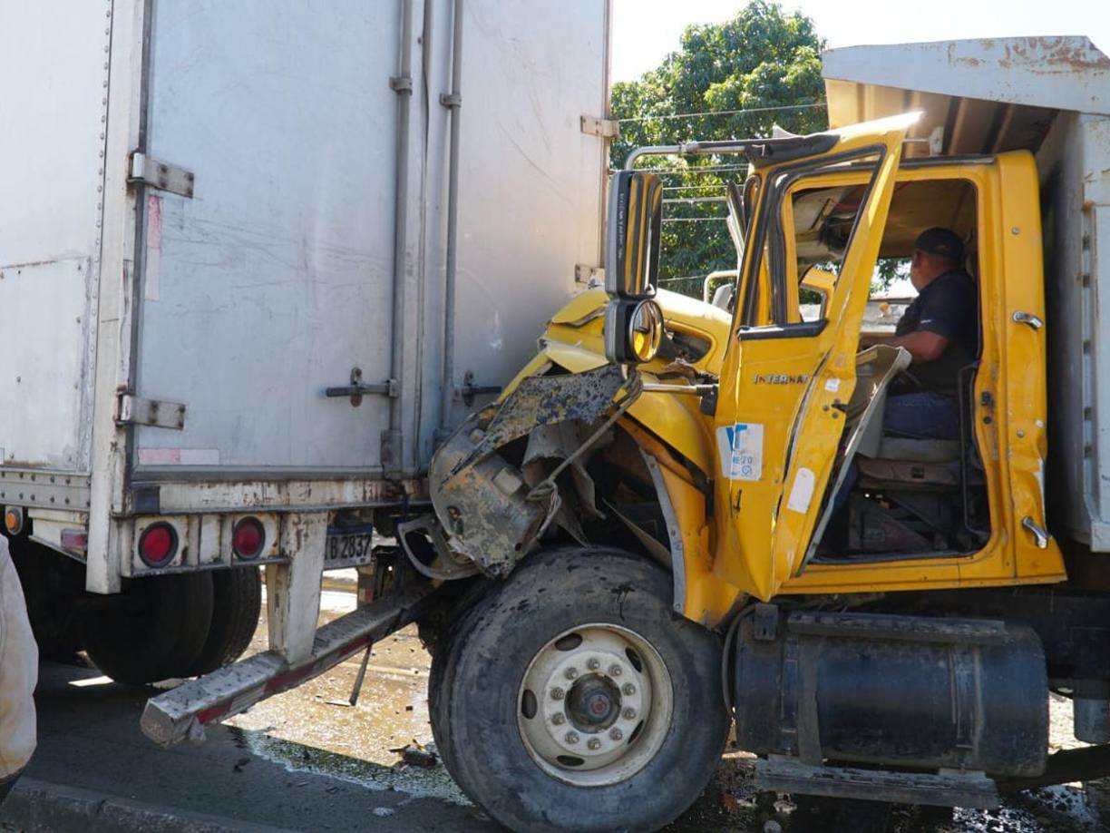 La víctima fue identificada como Elvin Inestroza, quien conducía la volqueta que se utiliza para la recolección de basura.