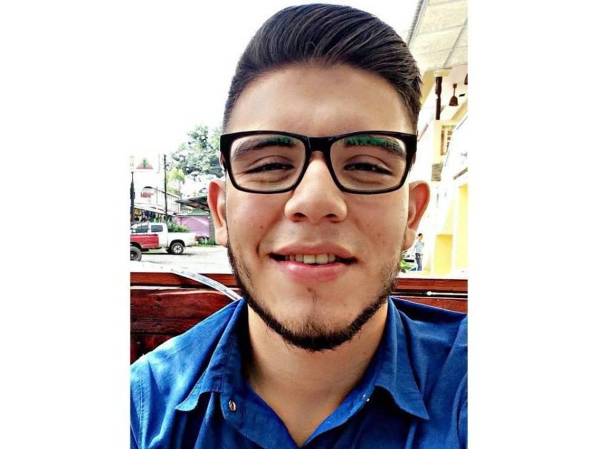 La madre de Alejandro, relato que le faltaban tres clases para egresar como licenciado en Mercadotecnia; sin embargo, nunca encontró una oportunidad laboral en Honduras. 