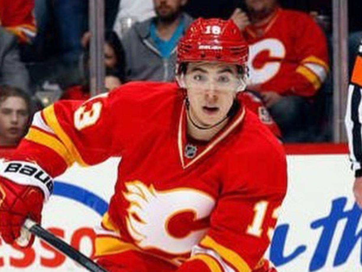 La policía dijo que el conductor, Sean M. Higgins, era sospechoso de estar bajo la influencia del alcohol y fue acusado de dos cargos de muerte por accidente automovilístico y encarcelado en el Centro Correccional del Condado de Salem.