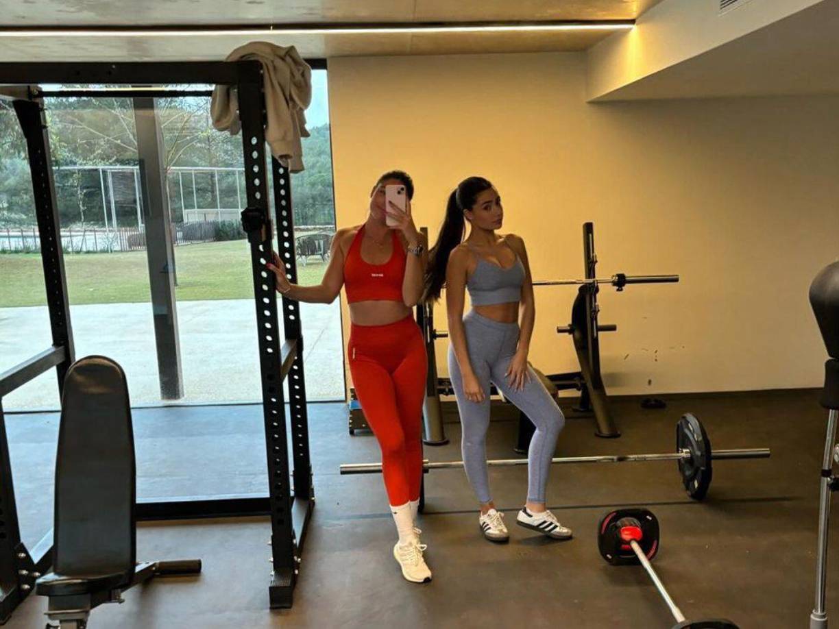 La bella novia de Gavi mantiene su cuerpazo a base de ejercicios.