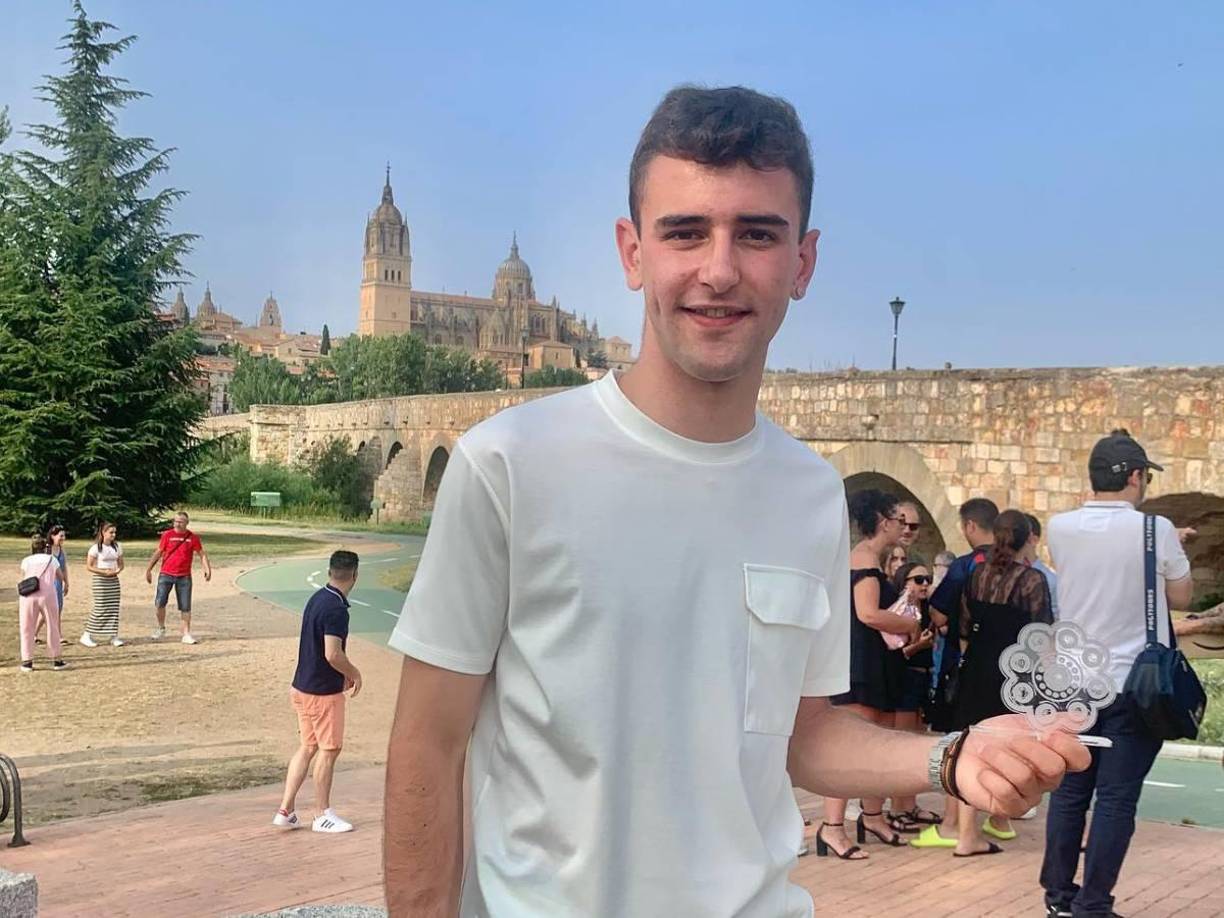 La ubicación del cadáver llevó a pensar, en primer lugar, en una muerte accidental. Pero poco después, se detectaron unos signos físicos que cambiaron la dirección de la investigación hacia la hipótesis de una muerte violenta.