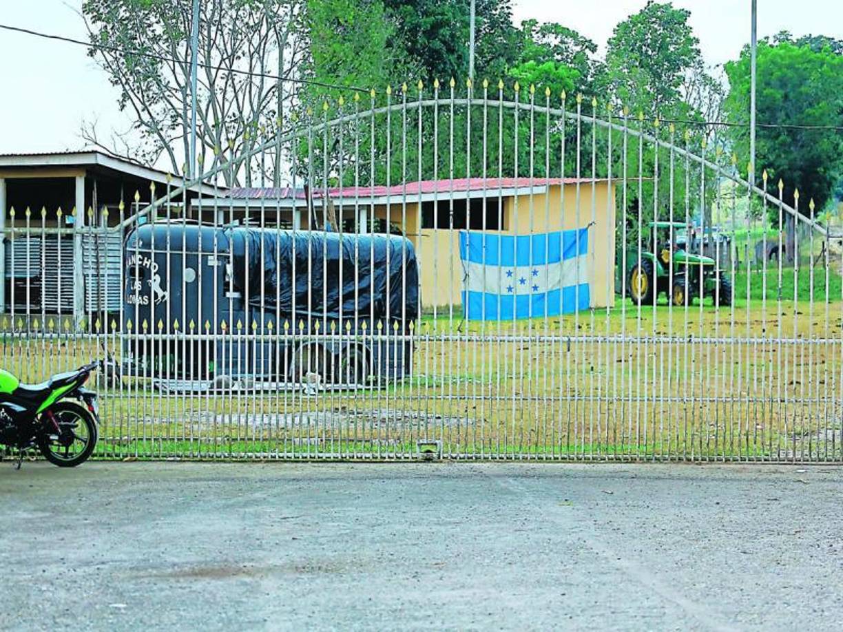 Muchos dueños de tierras han tenido que armarse fuertemente para cuidar bien sus tierras y evitar que los invasores de oficio se apropien de todo, hasta de sus producciones.