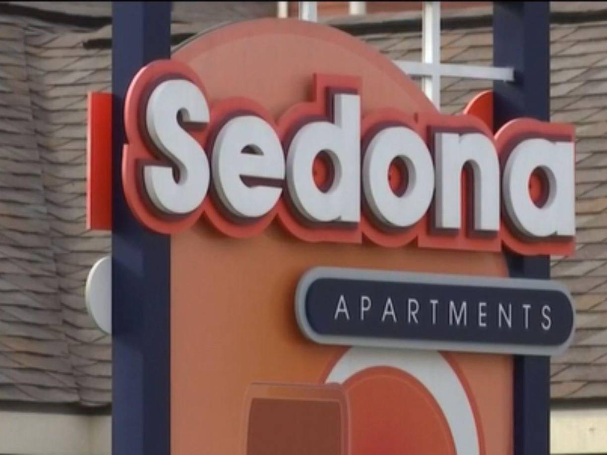 La policía de Houston no ha podido establecer cómo el vehículo apareció en ese edificio de apartamemtos llamado Sedona.