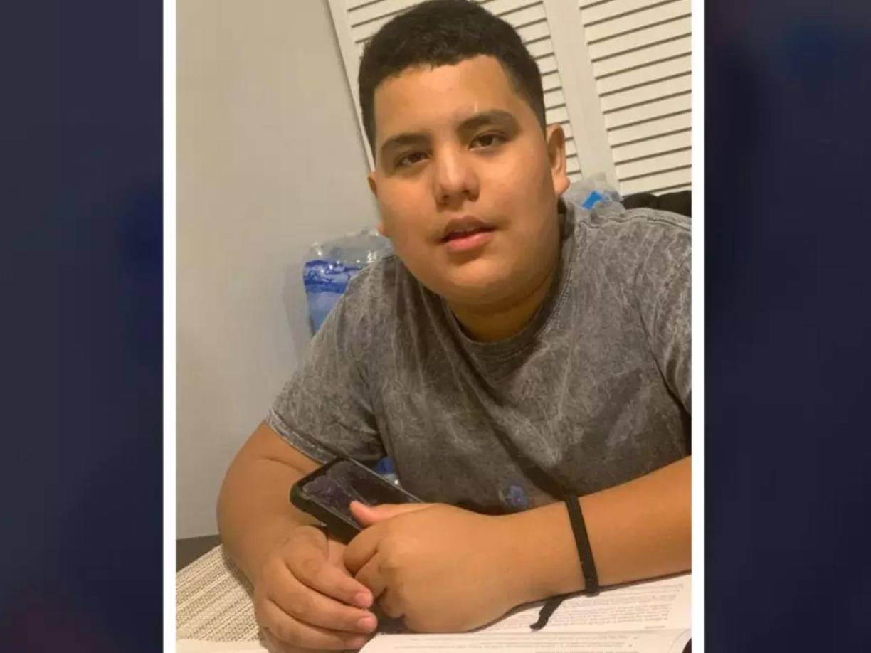 Eran las 11:13 am del 15 de febrero. “Se levantó y corrió donde la maestra, e intentó la maestra, vio que no pudo. Solo le hizo como unos tres golpes, lo apretó en su pecho y no pudo. Entonces vi que ella señaló a la dirección de la clínica... quizás no se sintió capacitada para ayudarle más. Lo mando a la clínica, pero detrás de él iba ella corriendo”, detalló la joven madre originaria de El Salvador, basando su relato en lo que pudo observar en las imágenes de las cámaras de seguridad de la escuela.