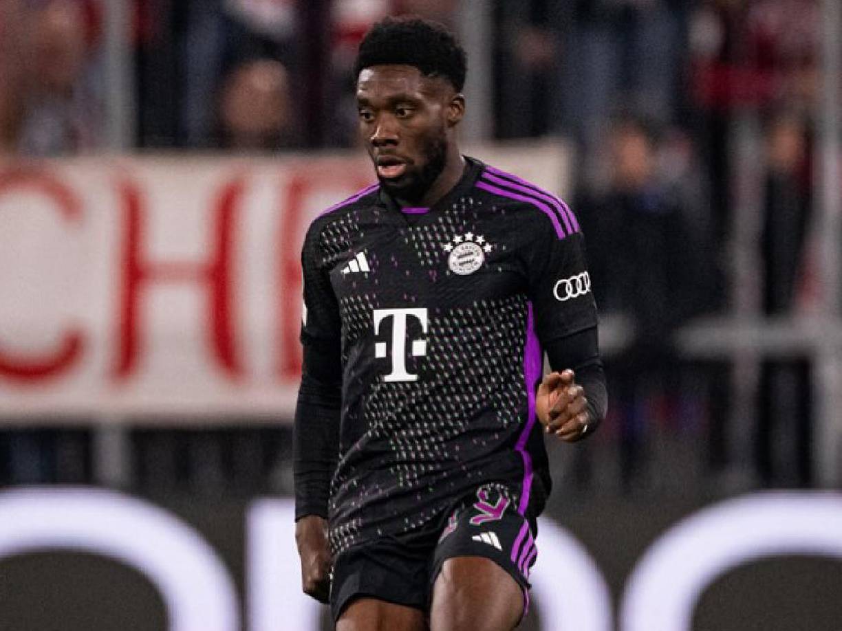Bayern Múnich le ha presentado una oferta de renovación a Alphonso Davies, pero el club aún no recibe respuesta. El canadiense termina contrato en 2025 y Real Madrid sigue atento a la situación. Fabrizio Romano publicó que los blancos actuarán conforme a la decisión que tome el lateral zurdo.