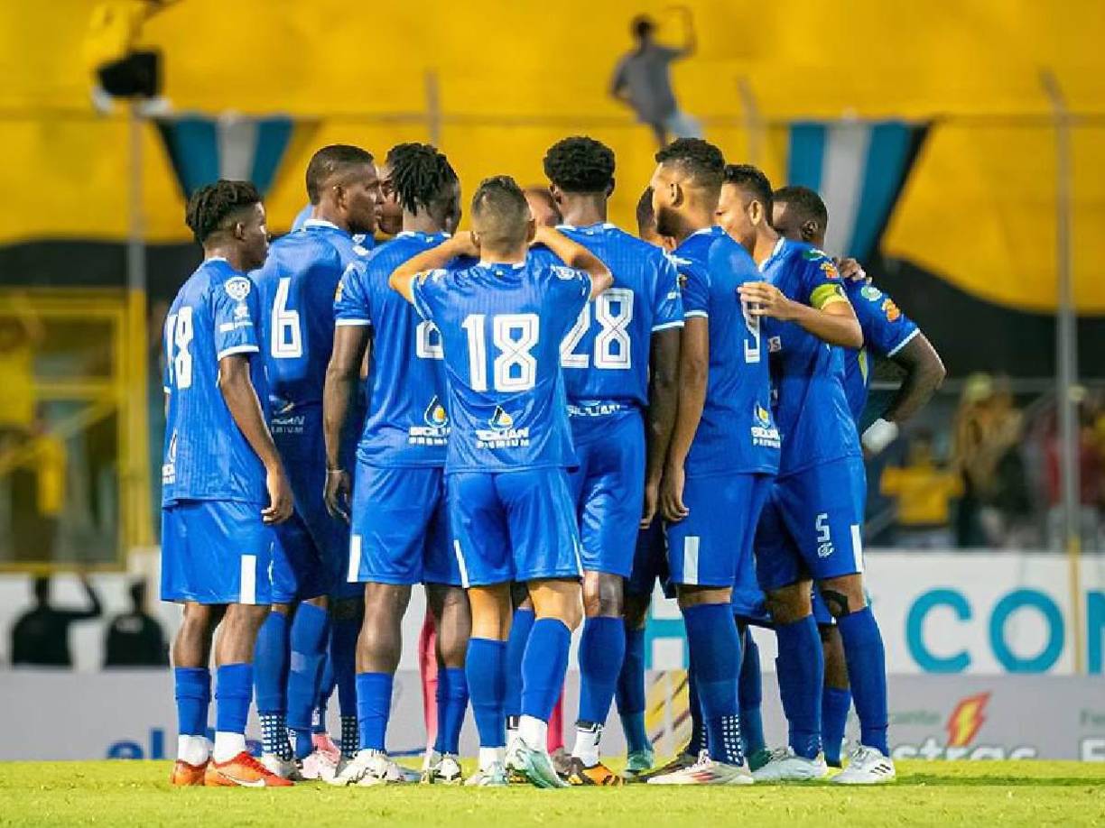 Los jugadores que no siguen en Victoria son: Óscar Barrios Loreto, Geovani Martínez, David Velásquez Colón y Rolando Blackburn.