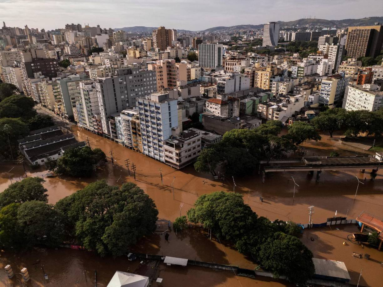 En la zona del Gasometro, uno de los puntos turísticos tradicionales de la ciudad, las aguas subieron todavía este miércoles y los rescatistas voluntarios se veían en dificultades para cruzar las calles inundadas.