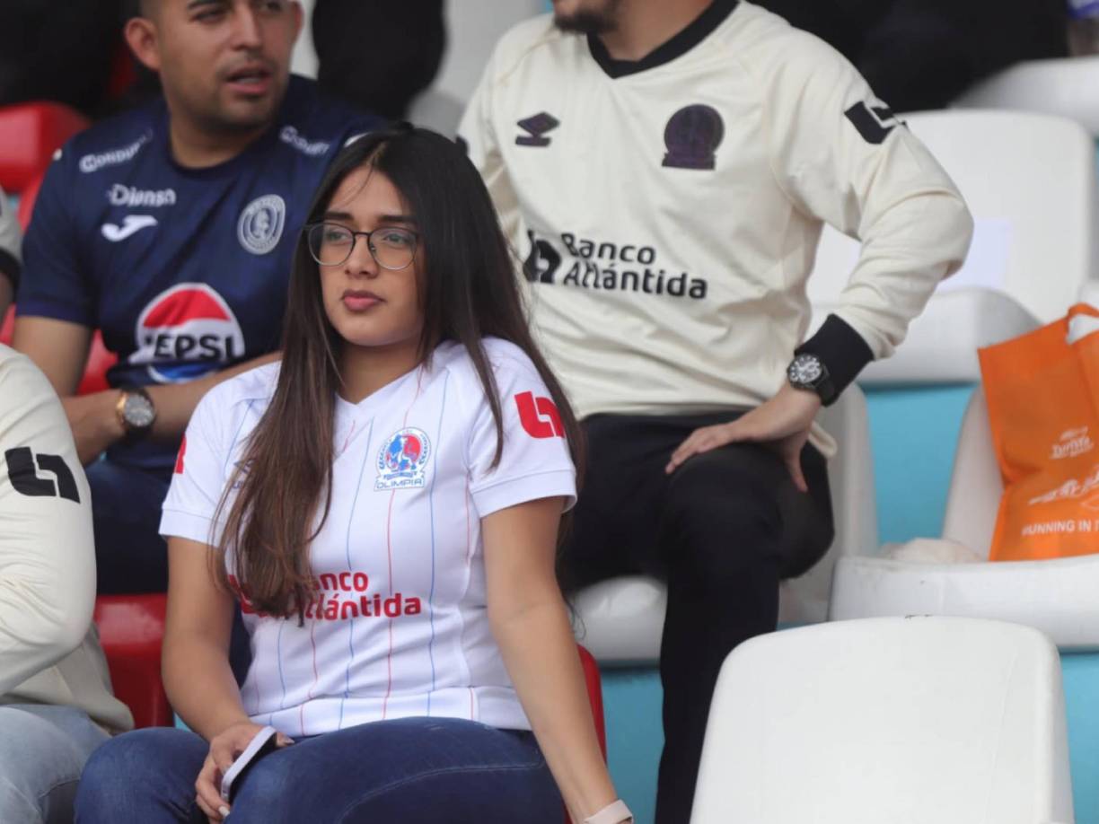 Una lindura... Esta aficionada del Olimpia entró desde muy temprano al sector de silla. 