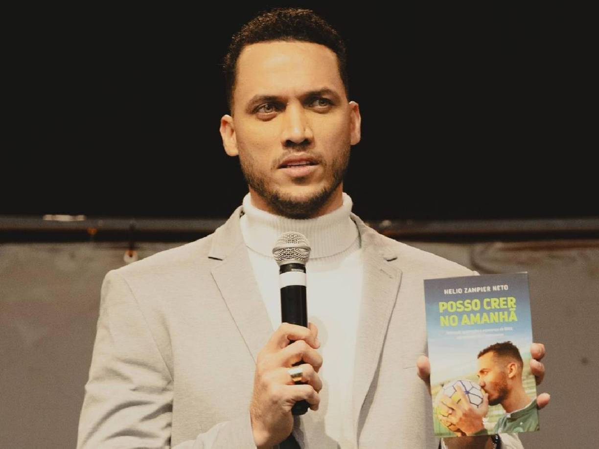 “Luego vi que todas las cosas del sueño sucedían realmente... El avión se apagó. La fuerza cayó por completo. Estaba completamente despierto... Y el avión cayó del cielo”, agregó.