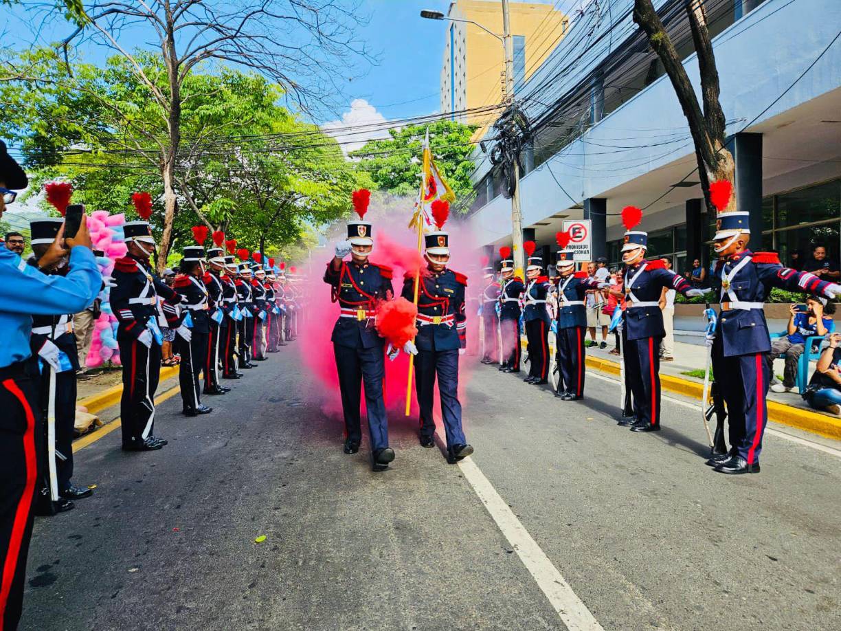 El color también fue parte de las presentaciones de los cadetes. 
