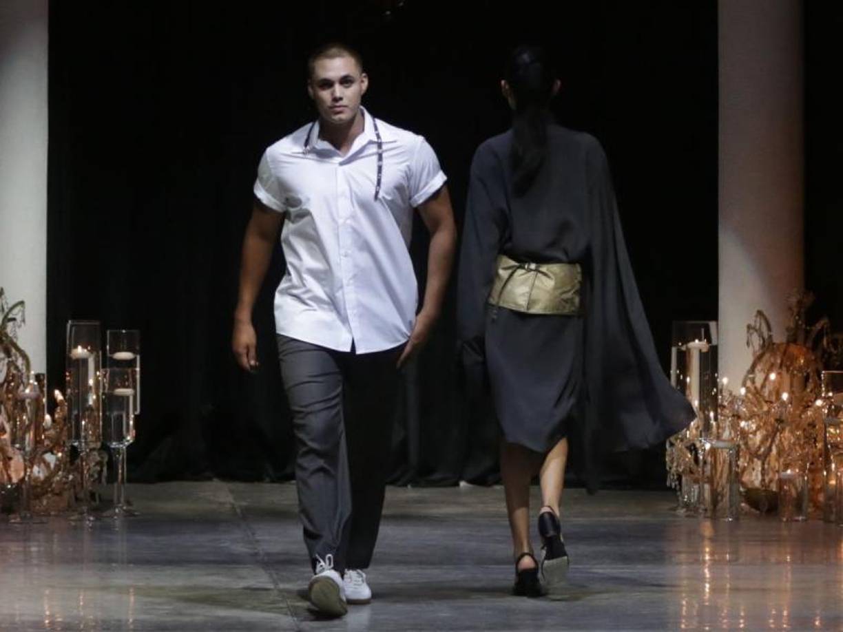 “Mi inspiración proviene del brutalismo, un enfoque que deja los materiales en su estado más puro. Quise trasladar esta estética a los textiles, creando una propuesta que dialogue con la esencia cruda y auténtica del movimiento”, explica el diseñador.