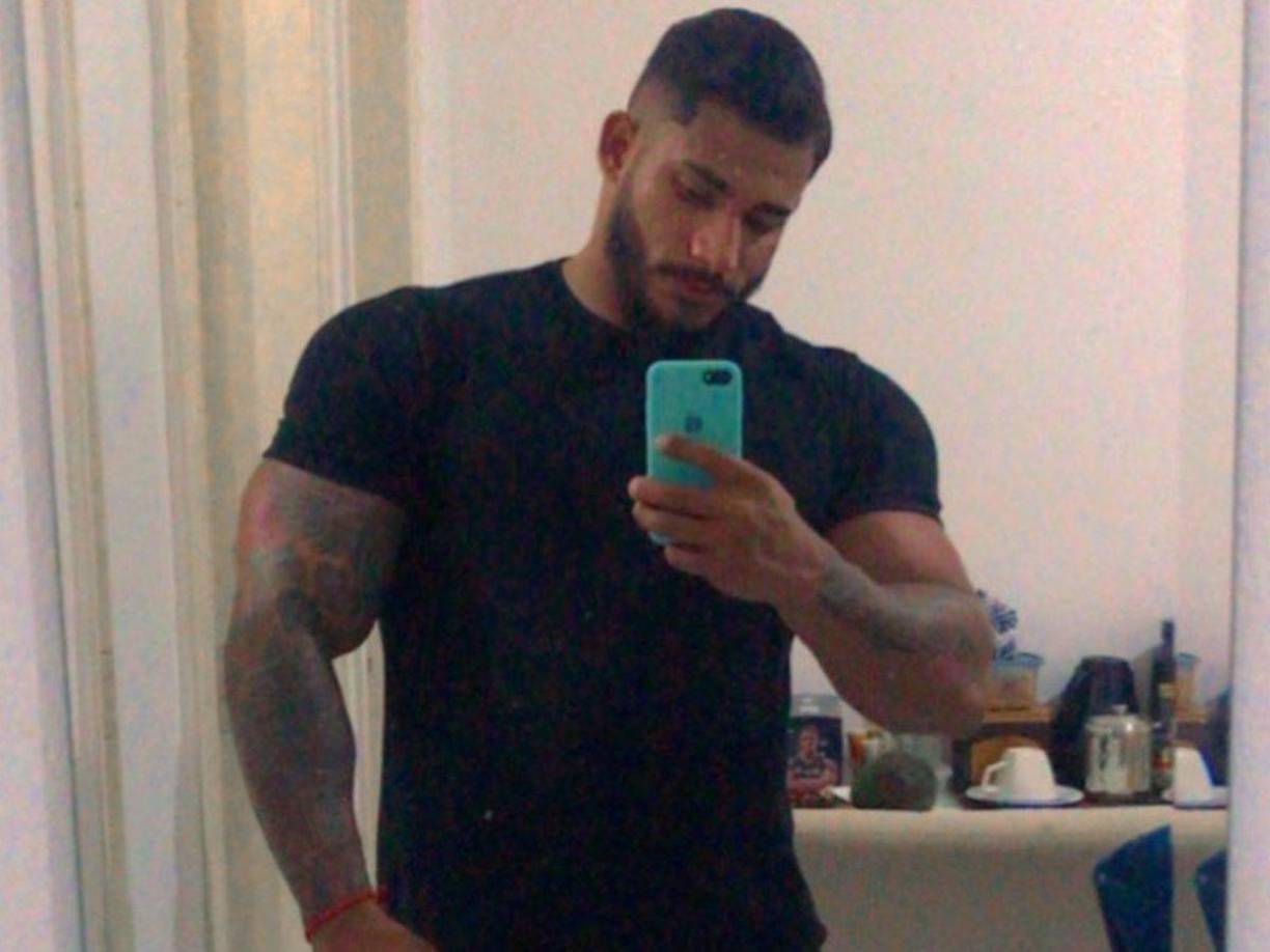 La desconsolada esposa del culturista publicó un video de él sonriendo y haciendo ejercicio en redes sociales. “Así te recordaré, mi amor. Descansa en paz. Aunque la vida haya terminado, mi amor por ti durará por siempre. Tu partida ha dejado un vacío, pero tu recuerdo permanecerá conmigo siempre”.