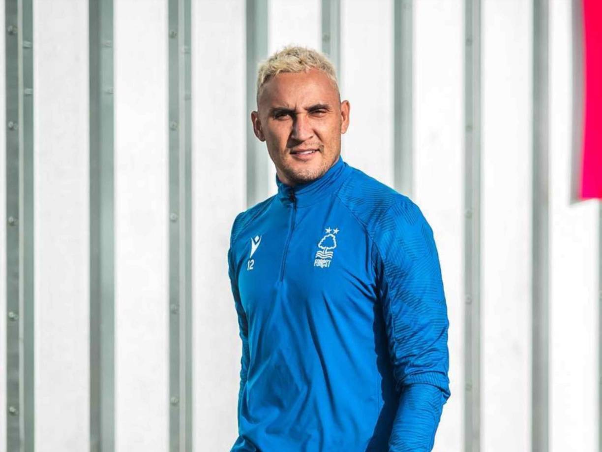 Keylor Navas terminó contrato con el PSG en junio, por lo que se encuentra libre. Actualmente, está entrenando por su cuenta y en las últimas semanas ha intensificado su preparación, según Marca, mientras espera la llamada de algún club. El portero costarricense interesó a algunos equipos en verano, aunque al final no se concretó nada. Ahora está más cerca que nunca de volver a competir en los terrenos de juego.