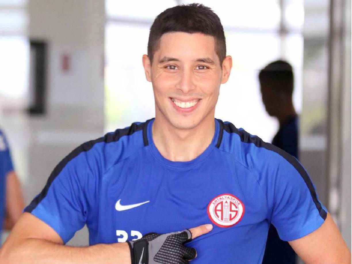 Abdel Barrada, que nació en Provins (Francia) el 19 de junio de 1989, comenzó su carrera en el Sénart-Moissy francés para luego pasar a las categorías inferiores del París Saint-Germain.