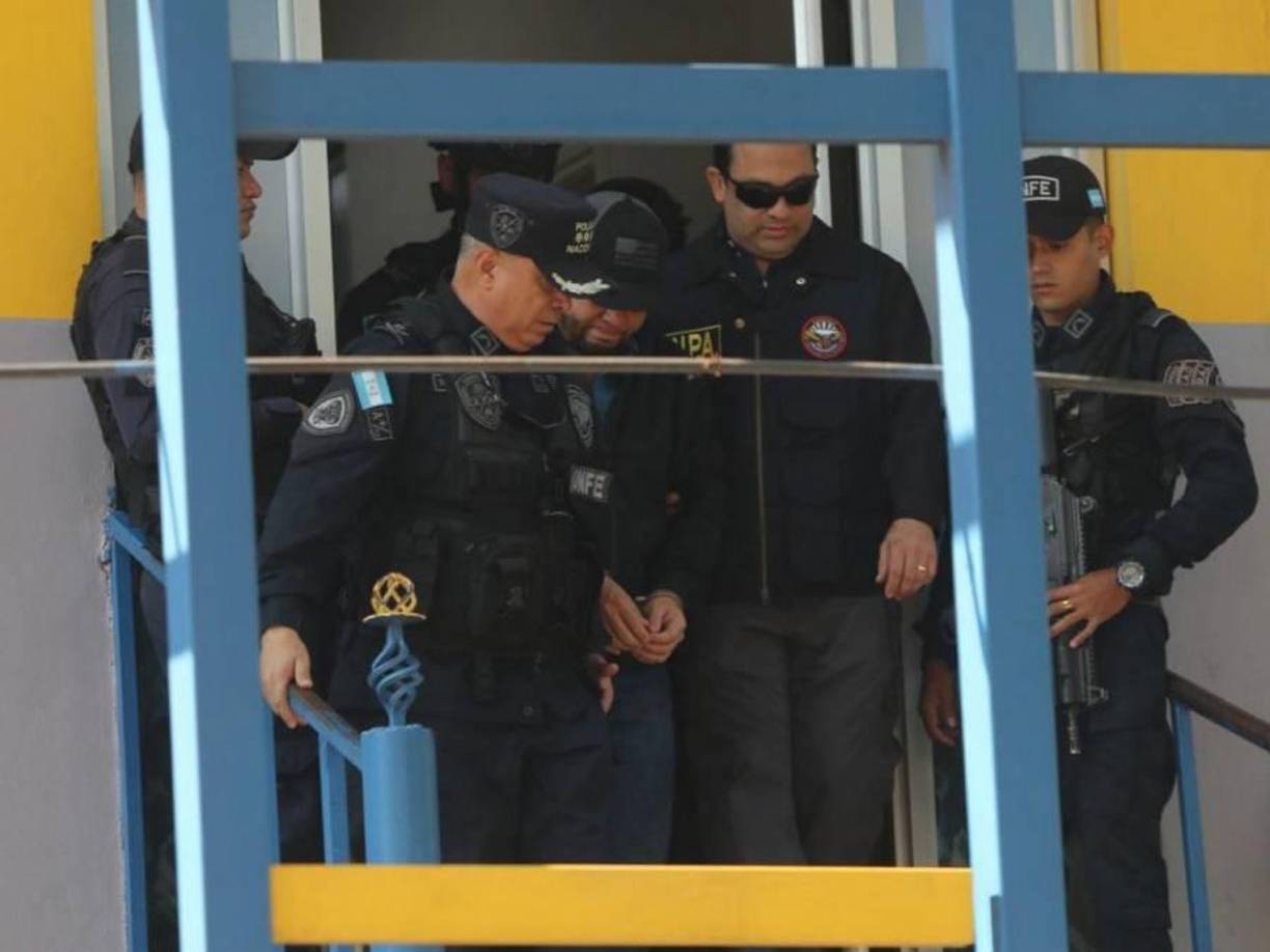 El supuesto narco fue llevado hacia la base aérea Hernán Acosta Mejía bajo fuertes medidas de seguridad.