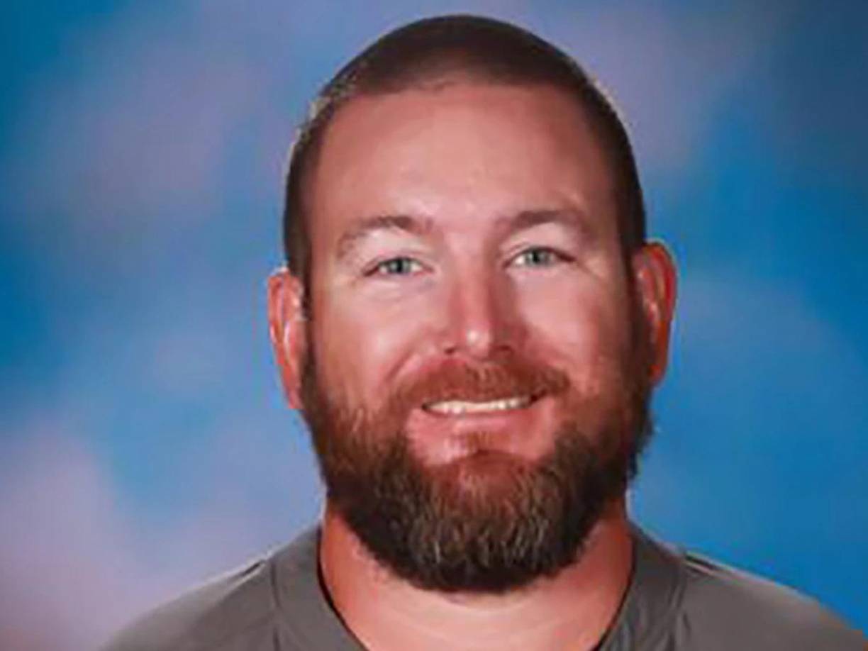 El entrenador de fútbol, Richard Aspinwall, de 39 años de edad, es una de las víctimas del ataque en el Instituto Apalachee de Winder.