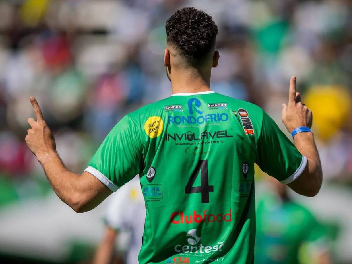 “Mi padre me dijo: ‘¿Recuerdas ese sueño que tuviste?’ Dije: ‘Por supuesto que recuerdo el sueño. Le dije a mi esposa. Estaba en el avión por la noche. Llovió mucho. El avión se apagó. Cayó. Podría levantarme de los escombros. Salí y estaba en una montaña por la noche. Todo estaba oscuro’. Algo extraño sucedió cuando comencé a hablar de mi sueño”, siguió relatando el exjugador.