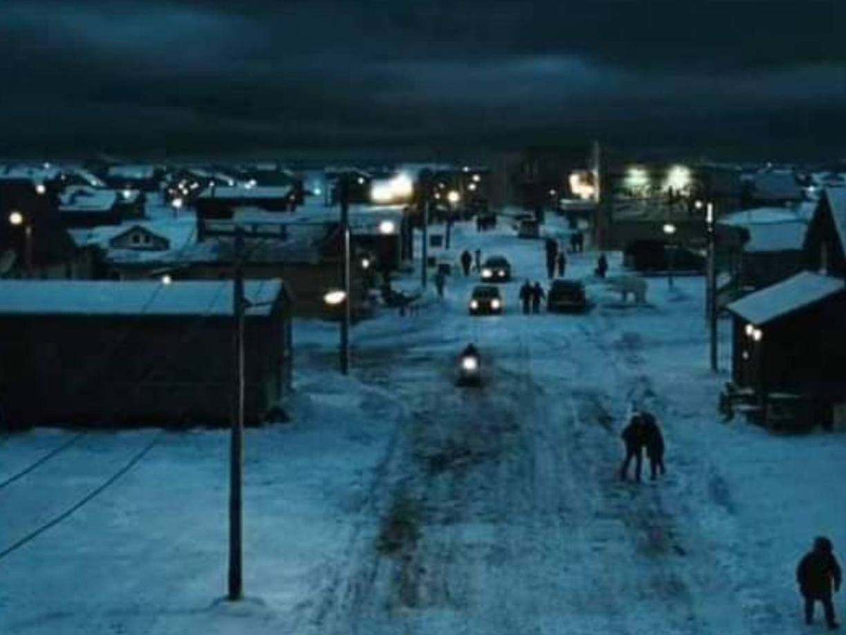 Además de Barrow, otras regiones del Ártico, como Svalbard en Noruega o algunas zonas del norte de Rusia y Canadá, también experimentan la noche polar.