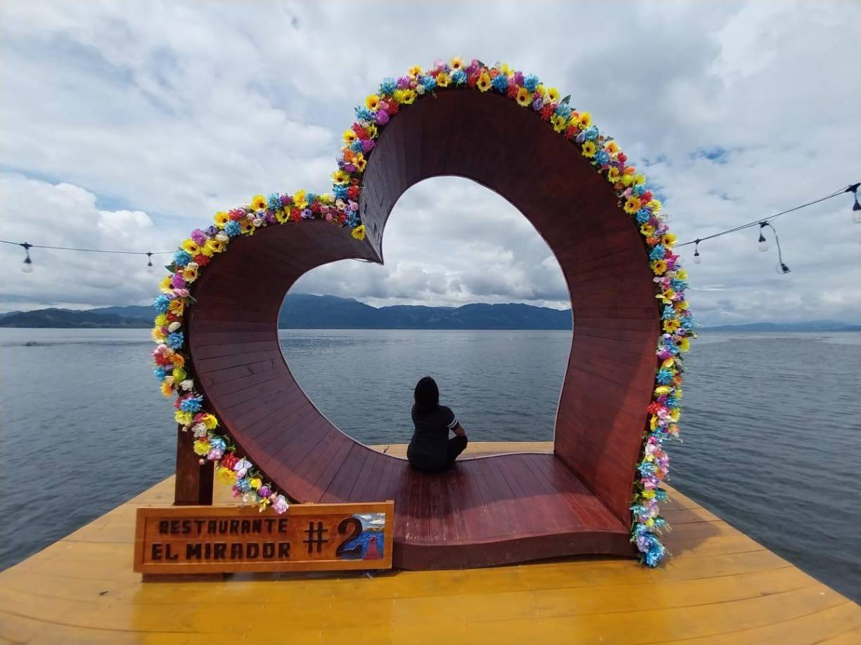 Restaurante El Mirador 2: Un corazón decorado con flores y con el Lago de fondo es el escenario ideal para una foto panorámica. Muchas parejas guardan recuerdos de su amor en este bello muelle.