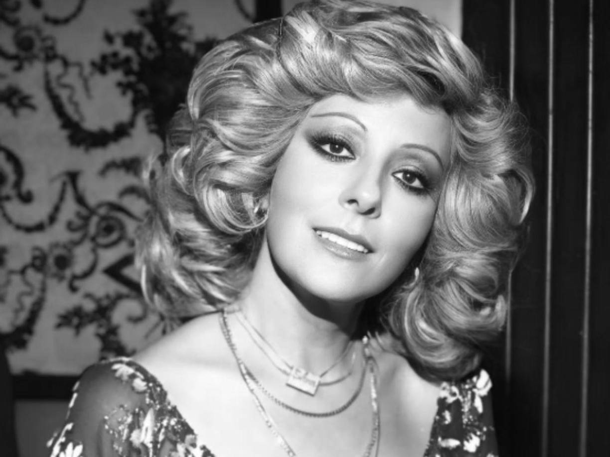 No solo destacó por su talento, sino también por su inconfundible belleza. De joven, su rostro angelical, con grandes ojos expresivos y una mirada profunda, conquistaba tanto en pantalla como fuera de ella. 