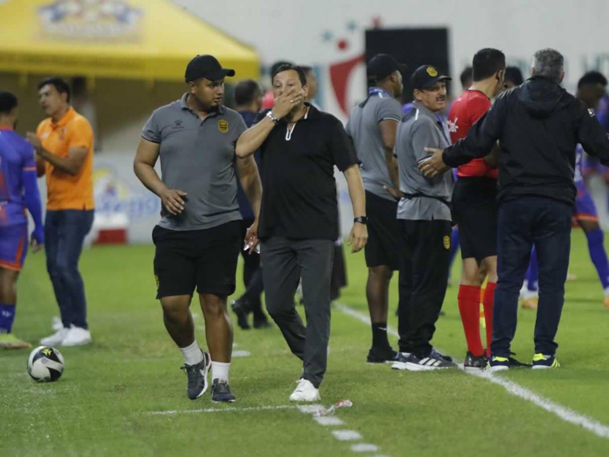 La reacción del entrenador del Real España, Jeaustin Campos, por la expulsión de Luis ‘Buba‘ López.