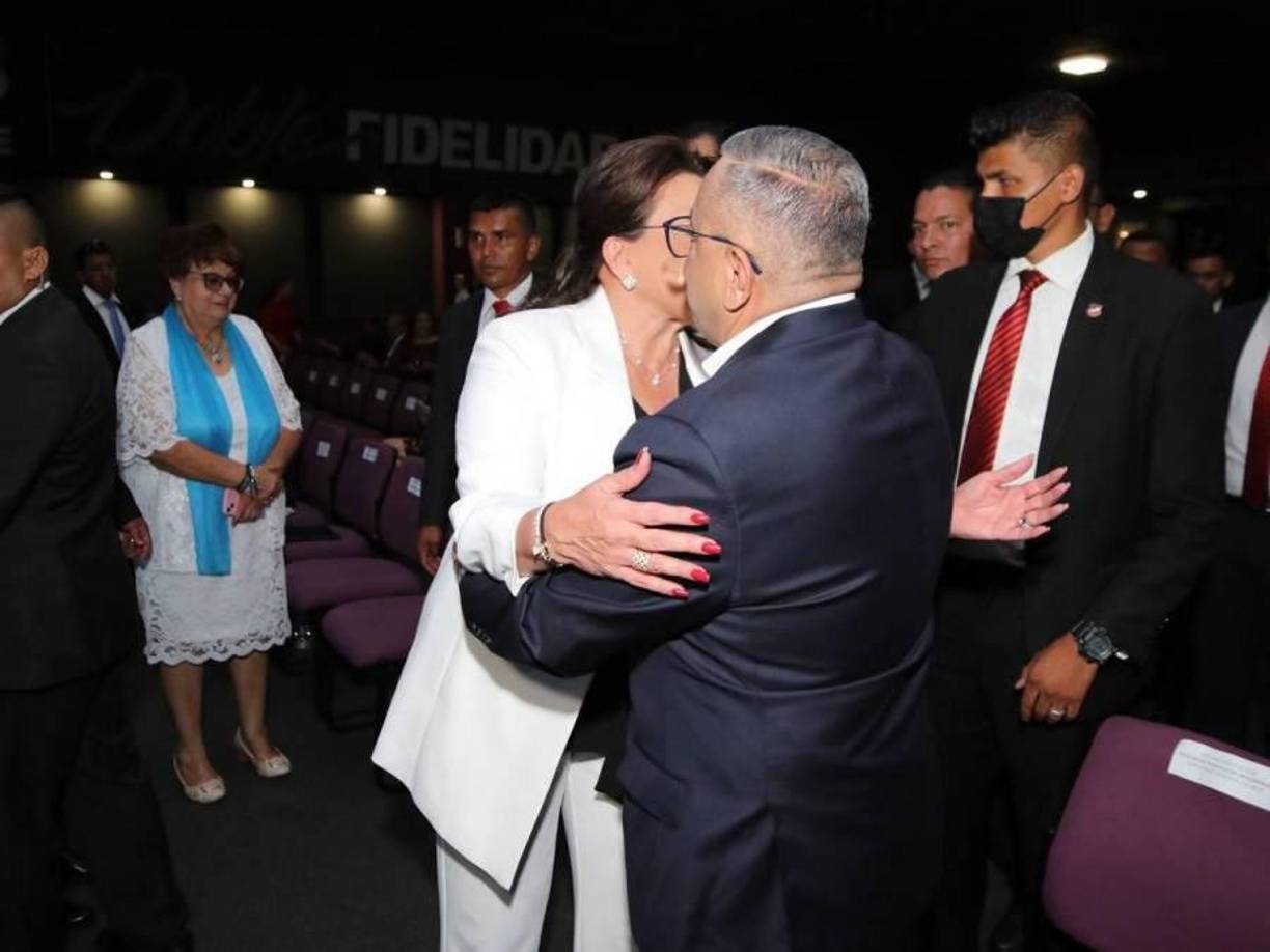 La mandataria Xiomara Castro, que asistió al evento, reconoció la labor periodística que realiza Eduardo Maldonado a través de su medio de comunicación HCH Televisión Digital. 