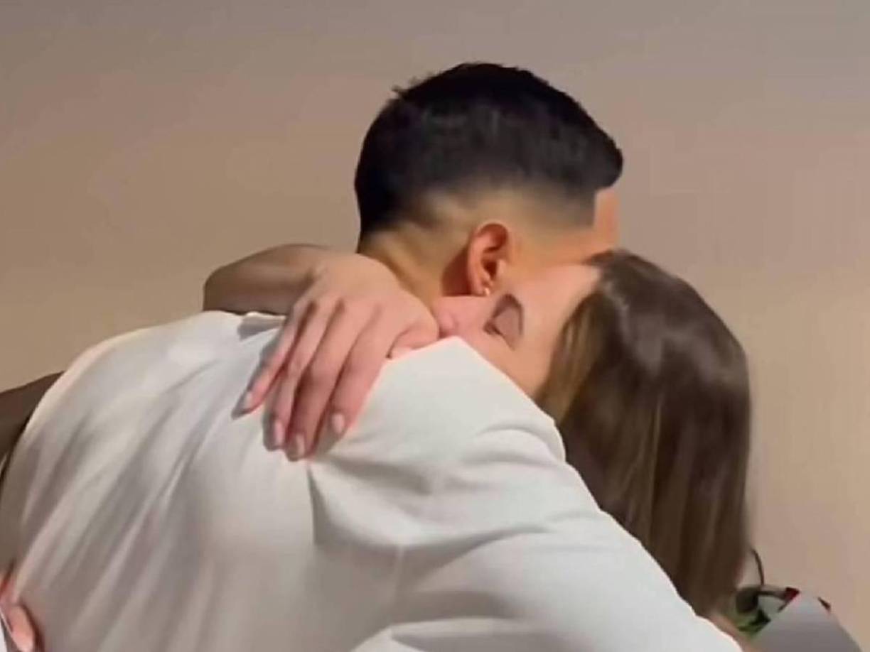 La bella Annie y el jugador hondureño Luis Palma se dieron un efusivo abrazo .