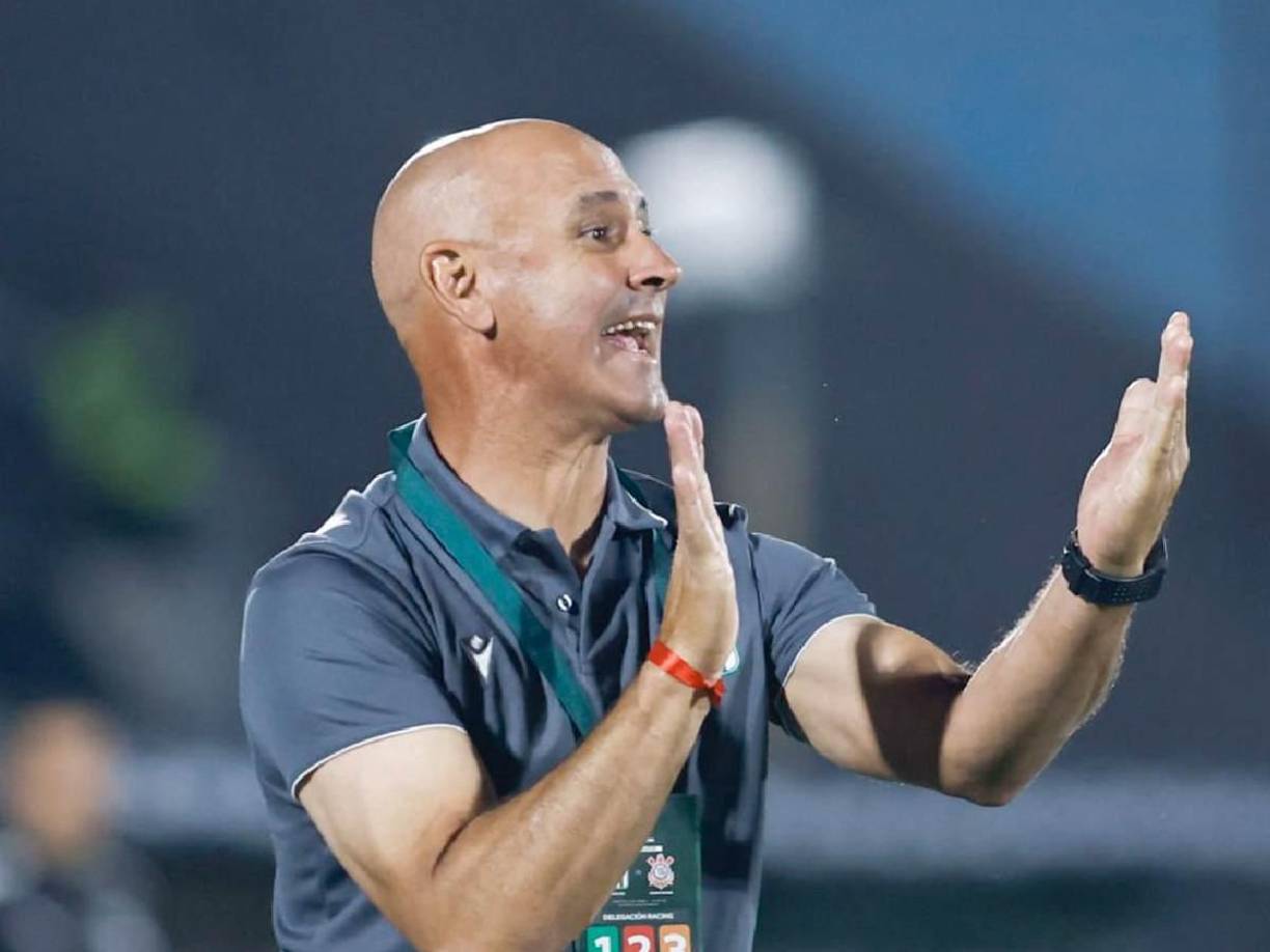 Entres los clubes que ha dirigido en su país están Montevideo Wanderers, Rampla Juniors, Cerro Largo, Racing y Plaza Colonia.