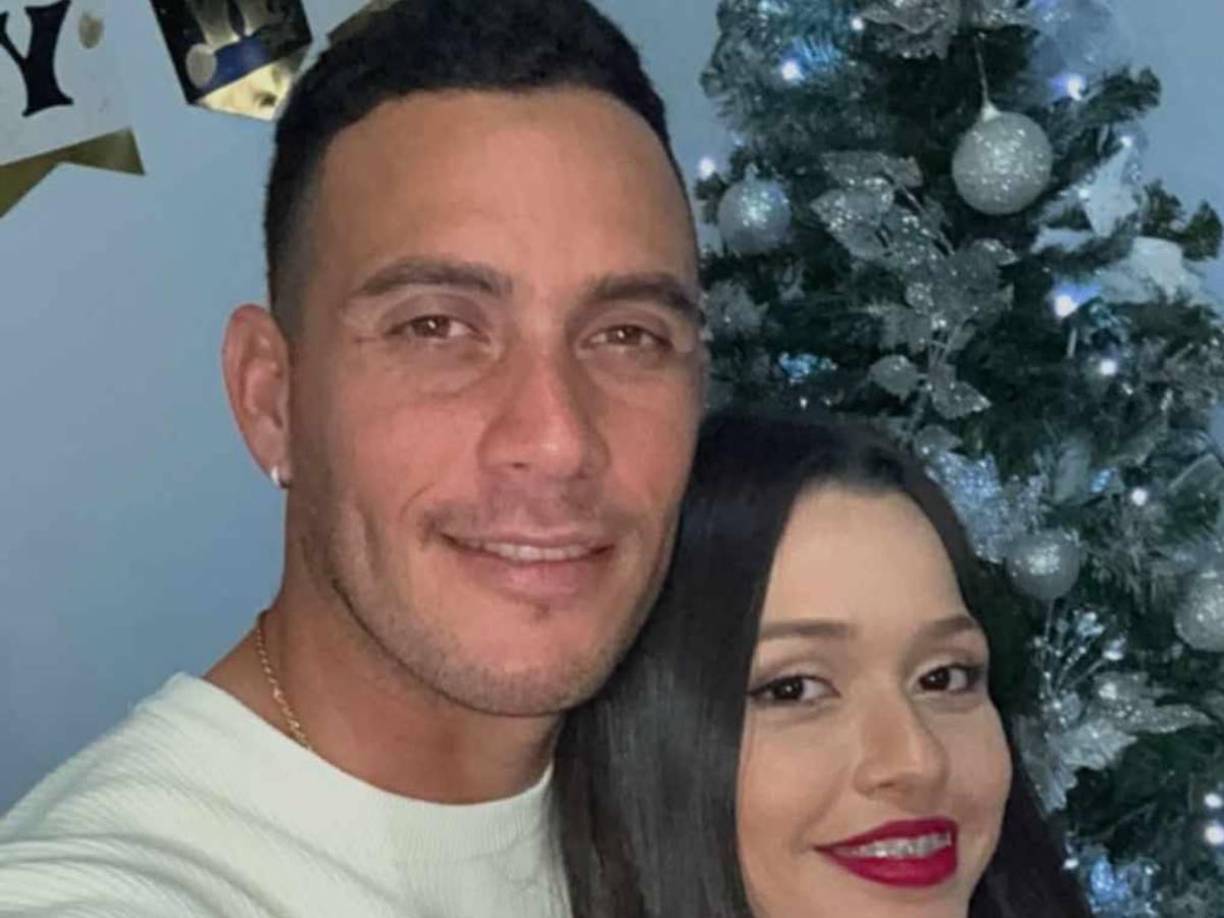 Ángel Tejeda, delantero del Marathón, junto a su esposa.