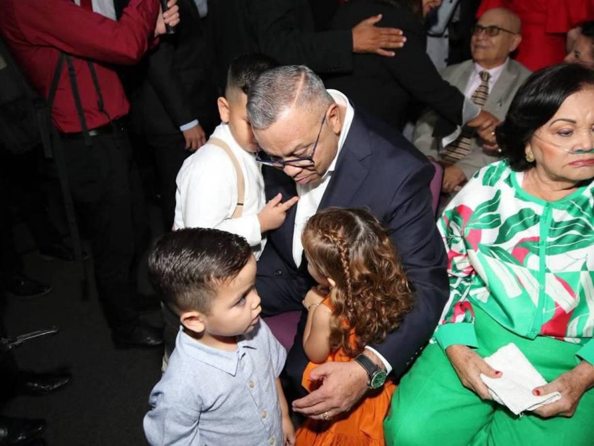 De su lado, el también empresario de las comunicaciones recibió el cariño de familiares que lo acompañaron a la entrega del galardón. 