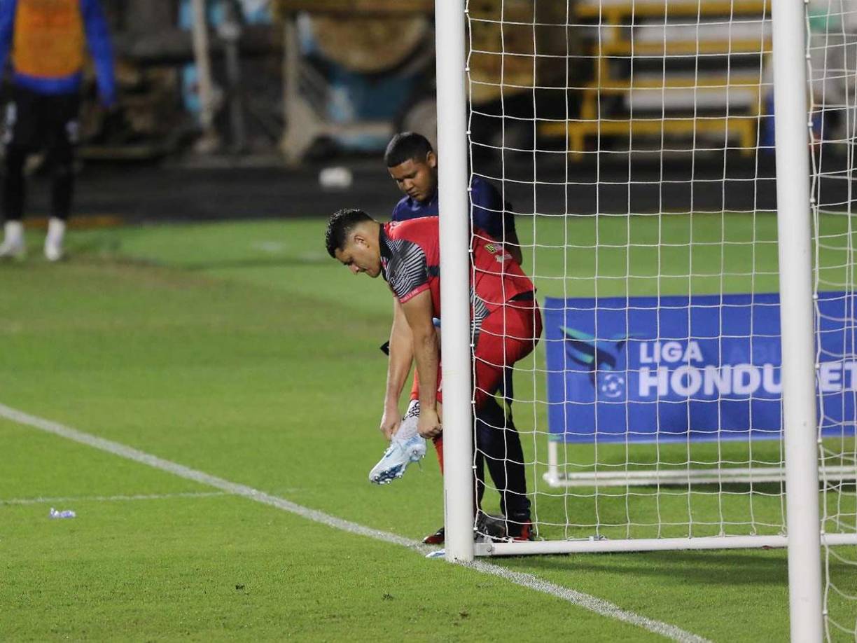 El portero del Olancho FC, Harold Fonseca, tuvo que cambiarse los tacos en un momento del partido ante Olimpia.
