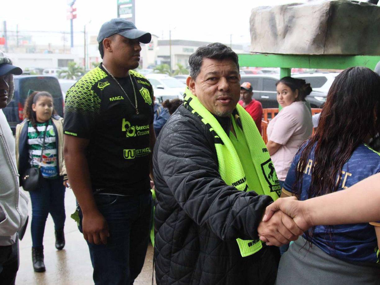 Samuel García, presidente del Olancho FC, llegó desde muy temprano. 