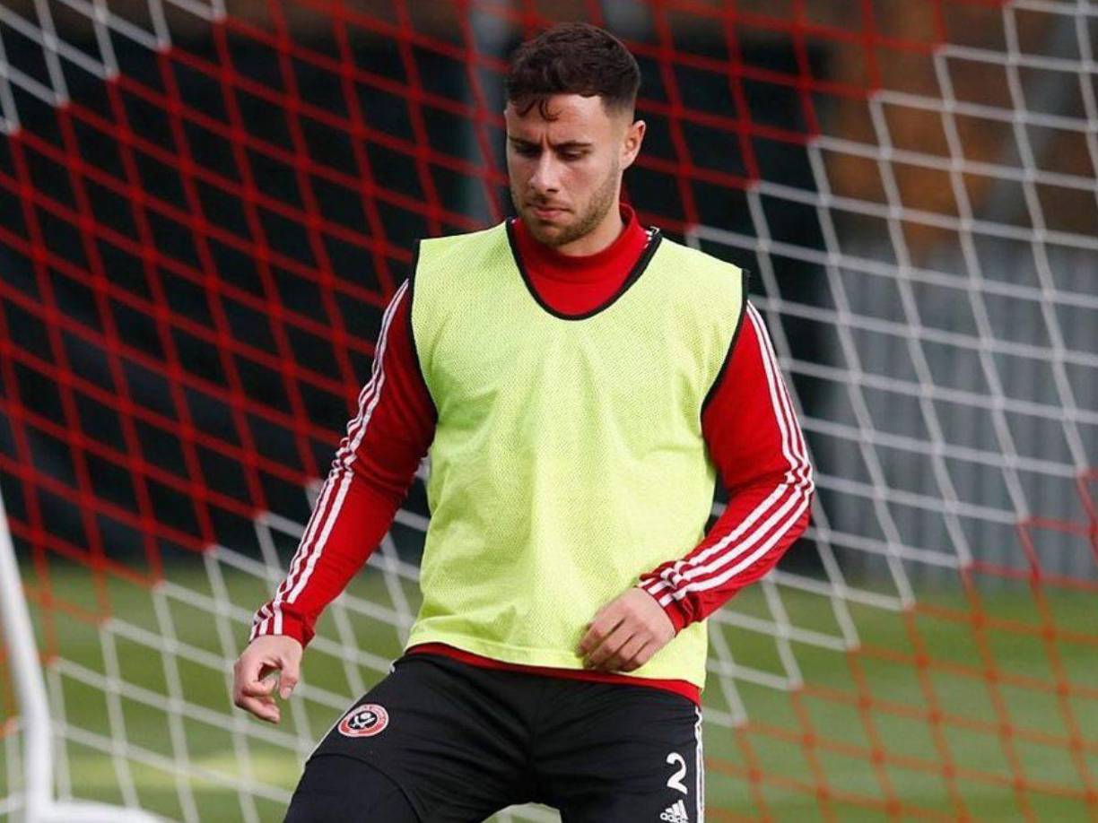 Según el diario griego Kathimerini, su esposa estaba tratando desde el mediodía del miércoles de comunicarse con él por teléfono desde el Reino Unido, aunque sin resultado.