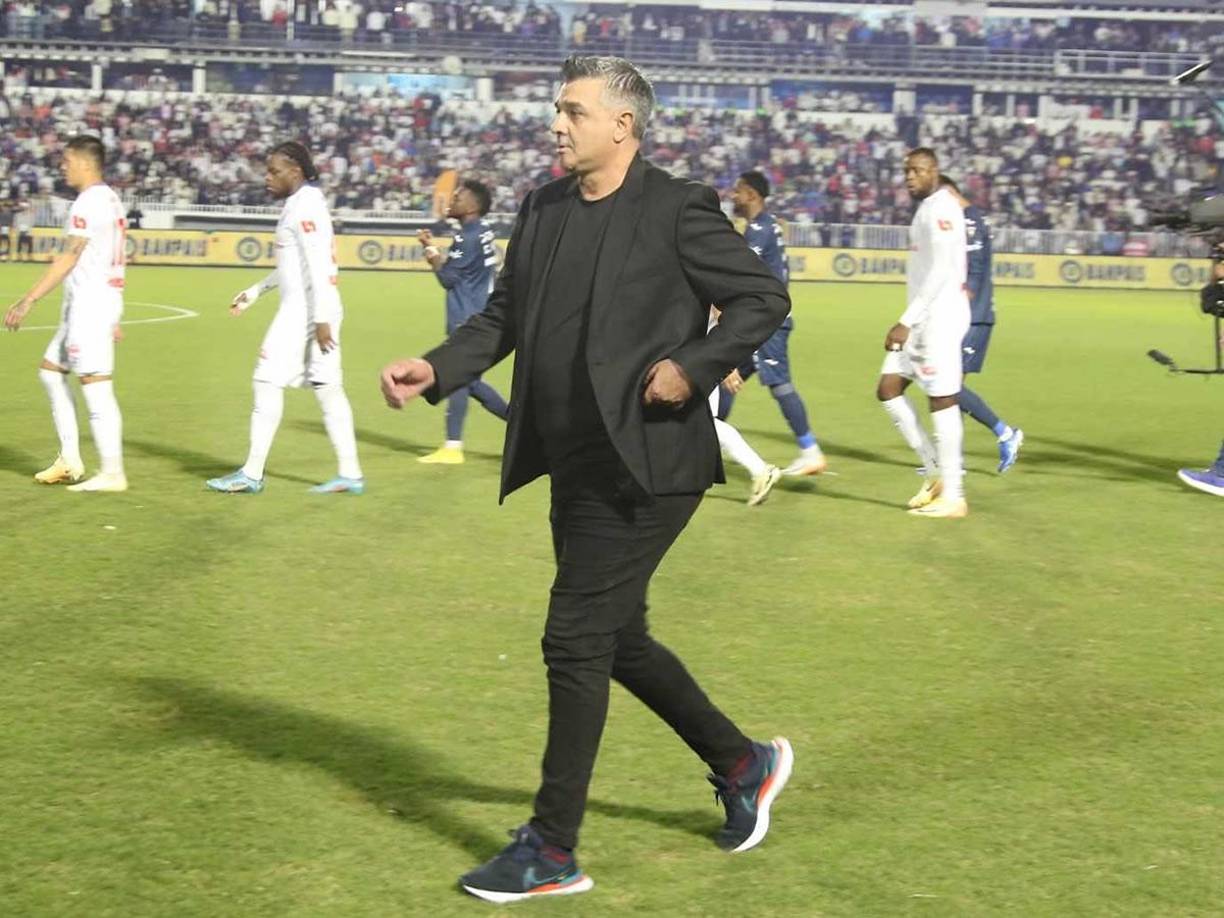 Diego Vazquez - ¡Se queda! El entrenador argentino le dio la Copa 19 a Motagua y cumplió, ya que tenía un ultimátum de la directiva azul que si no ganaba el trofeo, se iba.