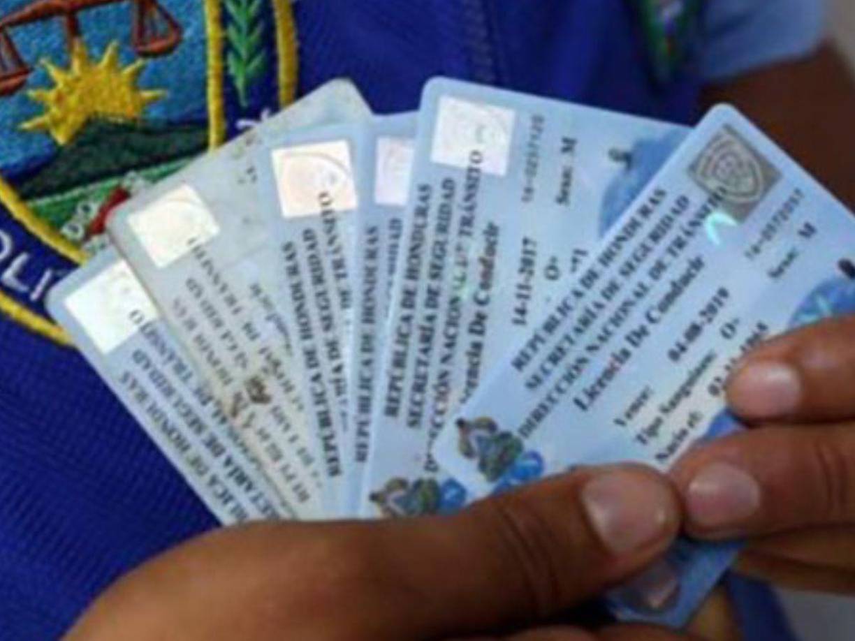 Con la cita de reimpresión y la denuncia interpuesta en la Policía se le emite nuevamente la licencia de conducir, sin tener que realizar nuevamente los exámenes. Al mes un promedio de 20 personas llegan a Tránsito por extravío de documentos.