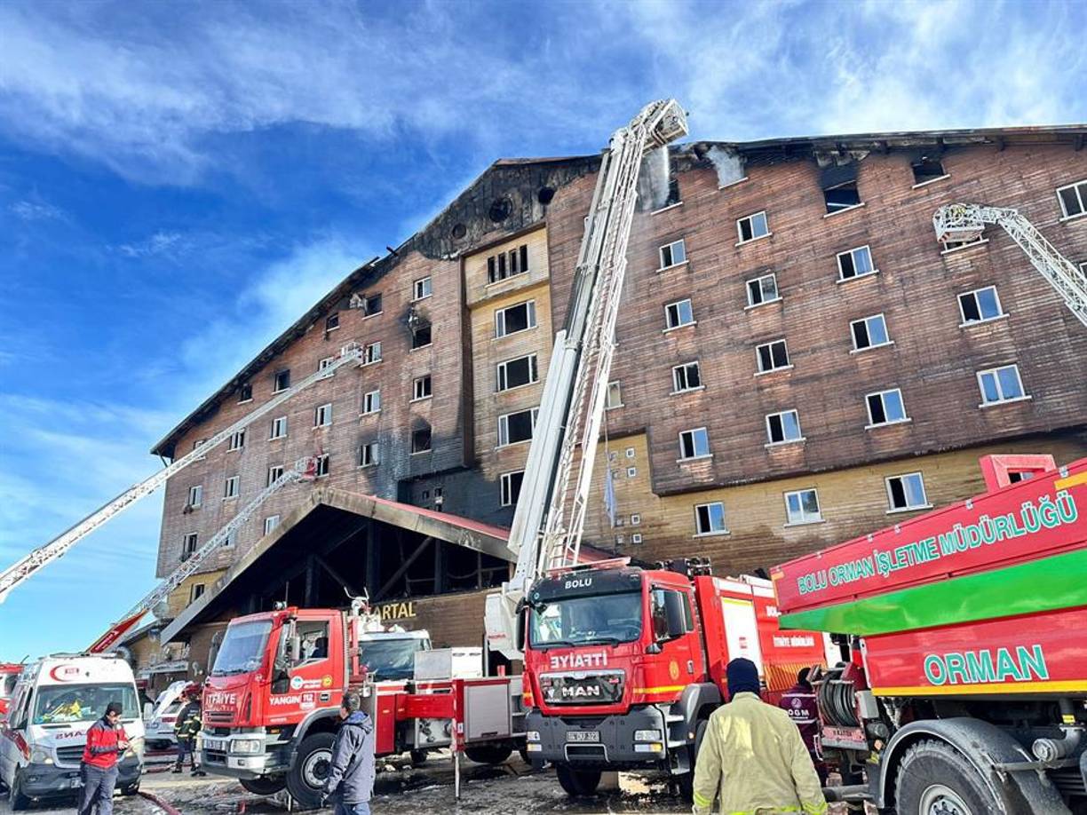 Al menos 69 personas han muerto y 68 más han resultado heridas en el incendio en un hotel de doce plantas en una estación de esquí en Turquía, donde se alojaban 238 personas.