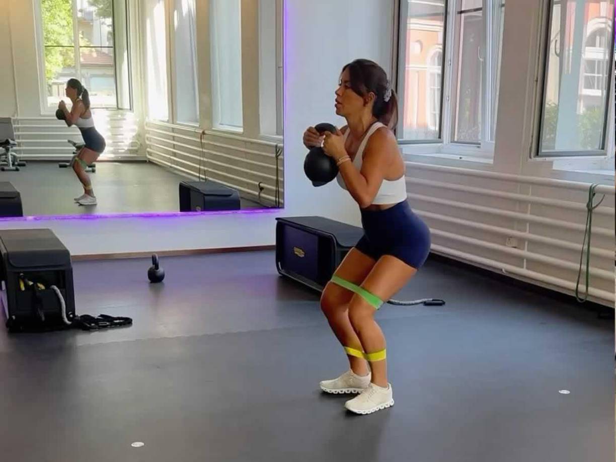 La esposa de Cesc Fábregas en una de sus rutinas en el gimnasio.
