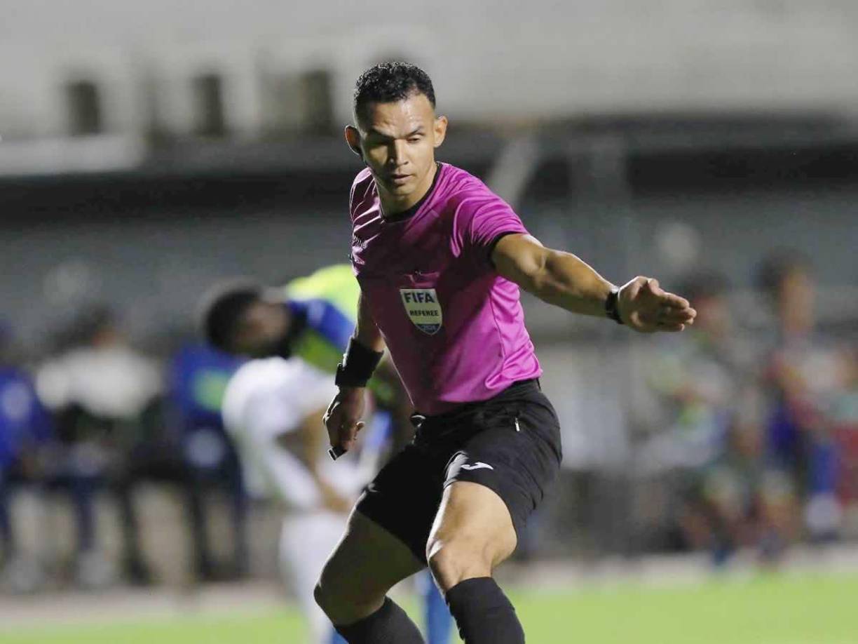 El árbitro Nelson Salgado señalando el penal a favor del Olimpia.
