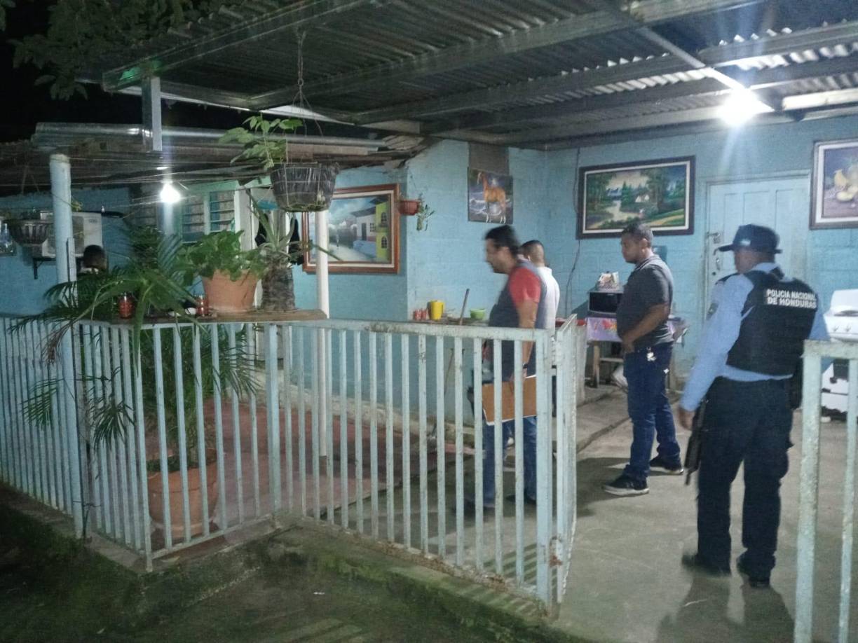 Entre los cadáveres estaba el cuerpo de Melvin Zaldívar, quien se habría quitado la vida de un balazo tras matar a su esposa e hijastra. 