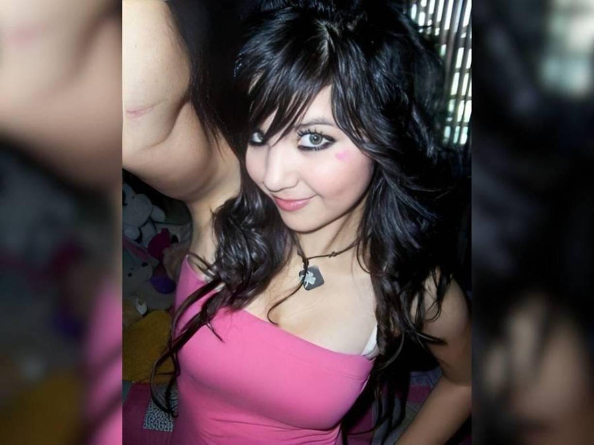 Algunos llegaban a presumir que eran sus novios por internet e incluso, las fotos en donde Mónica aparece con su fleco de lado tapándole los ojos, el cargado delineado negro y los moños en el cabello, se publicaron en otras redes sociales como Facebook e Instagram.