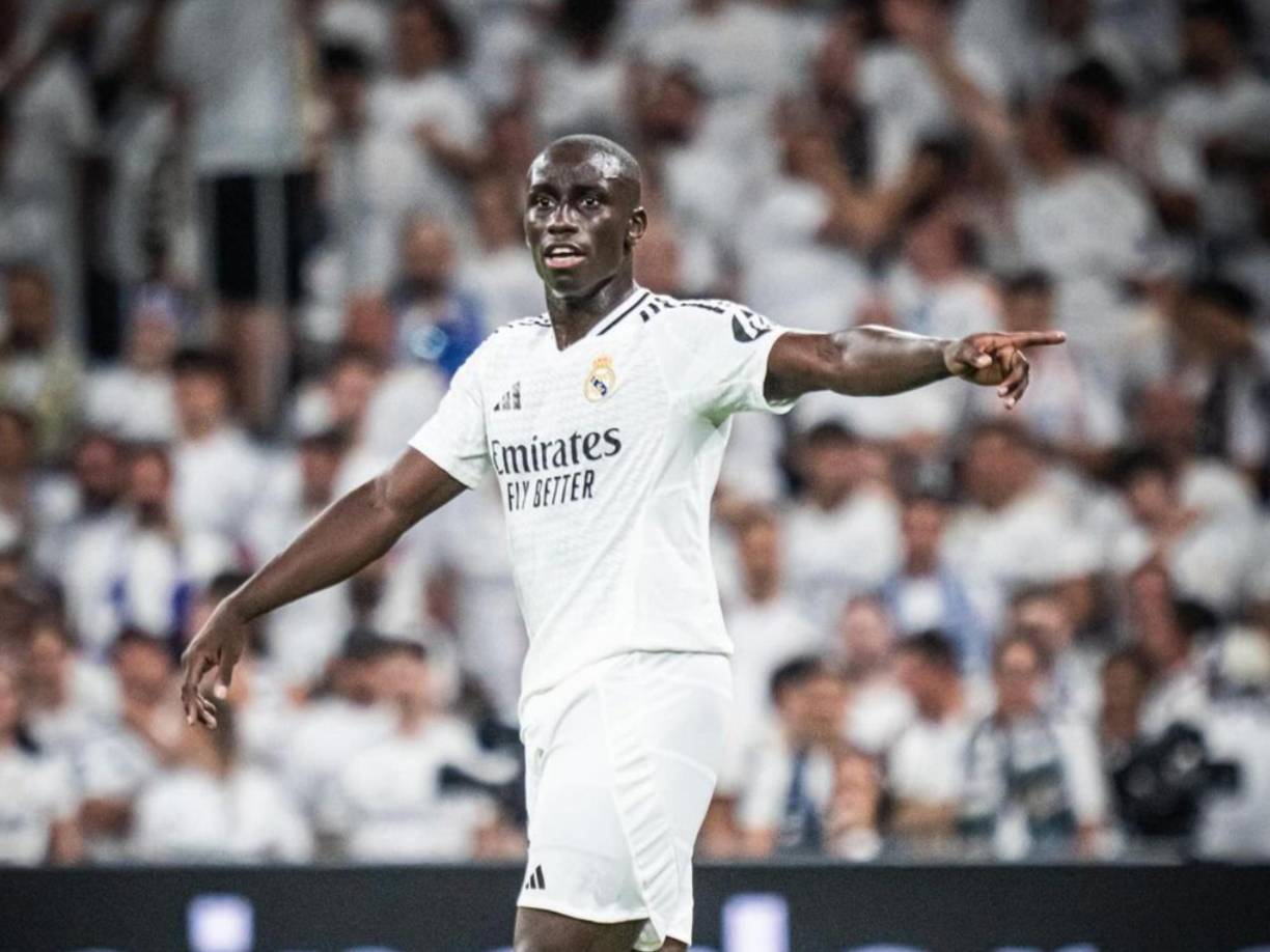  Ferland Mendy: Estará como lateral por la banda izquierda.