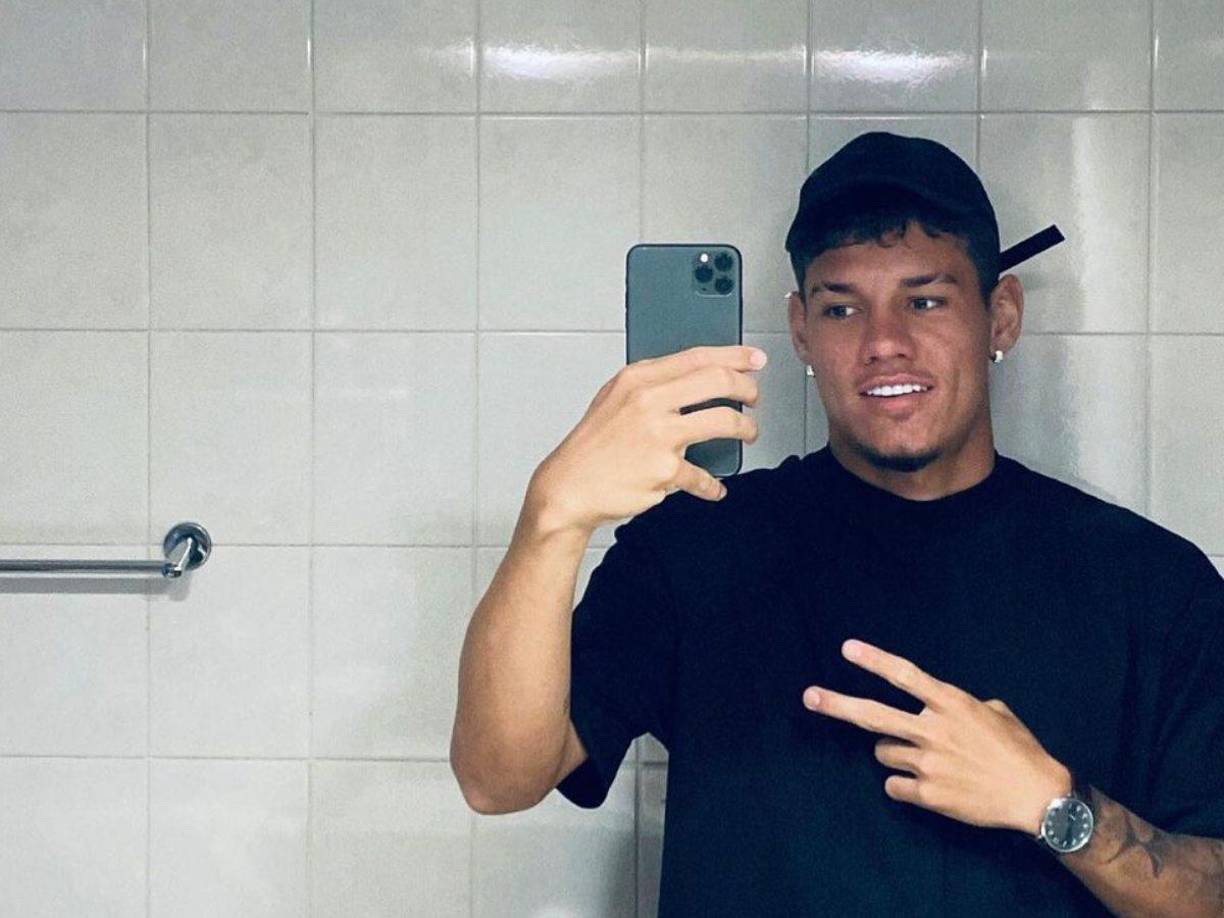 En su declaración, el deportista dijo que tuvo relaciones sexuales con Livia usando preservativo, que después descansaron, conversaron y tuvieron relaciones por segunda vez. En medio del acto, notó que la joven no respondía y se dio cuenta de que se había desmayado.