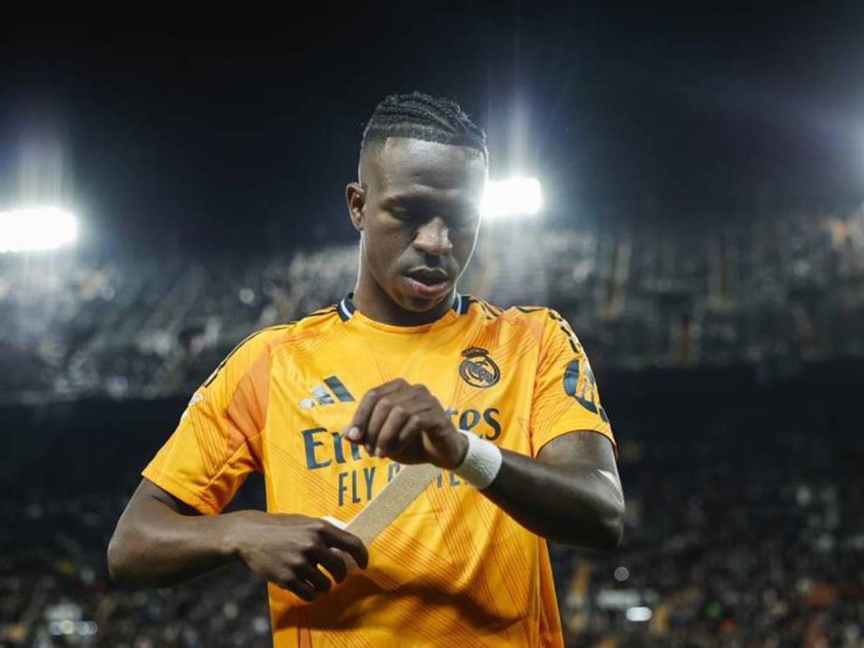 Vinicius recibió burlas por la afición del Valencia y el brasileño terminó perdiendo el control.