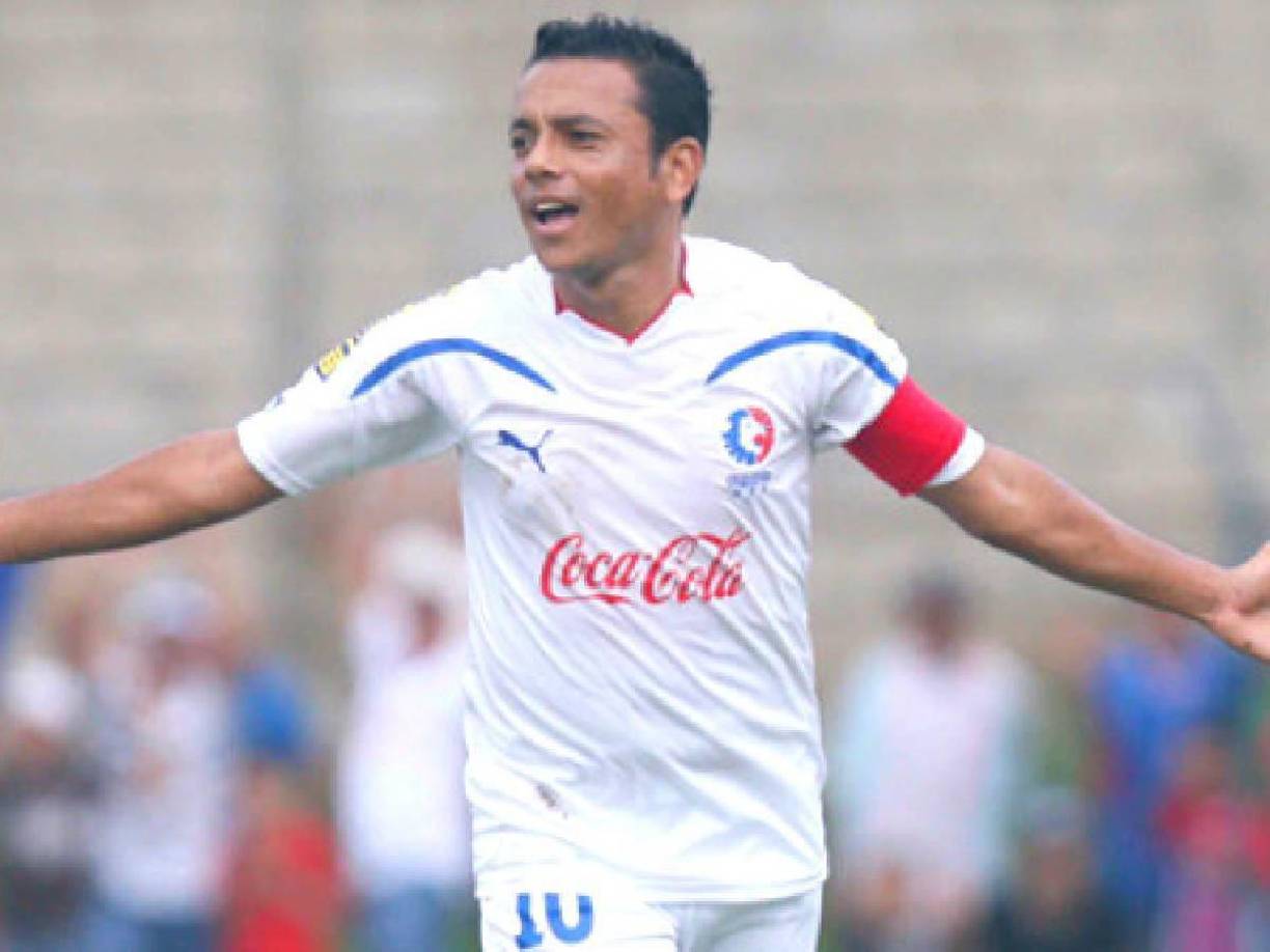 Turcios jugó en varios equipos en Liga Nacional, tales como Olimpia, Motagua, UNAH, Real Sociedad y en otros como Tecos y Peñarol.